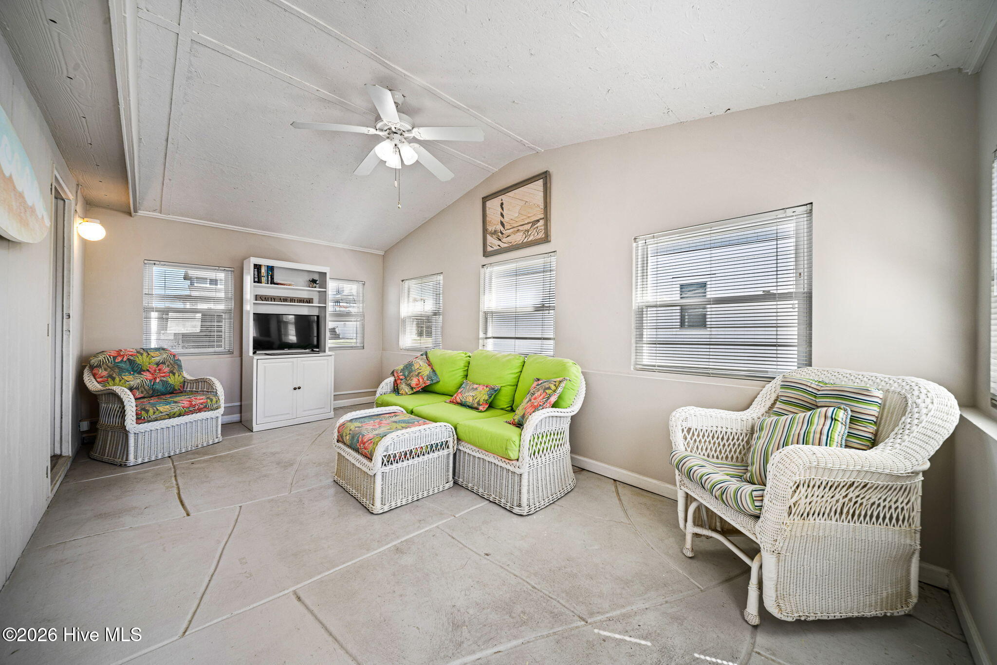 100561406 | Photo 16