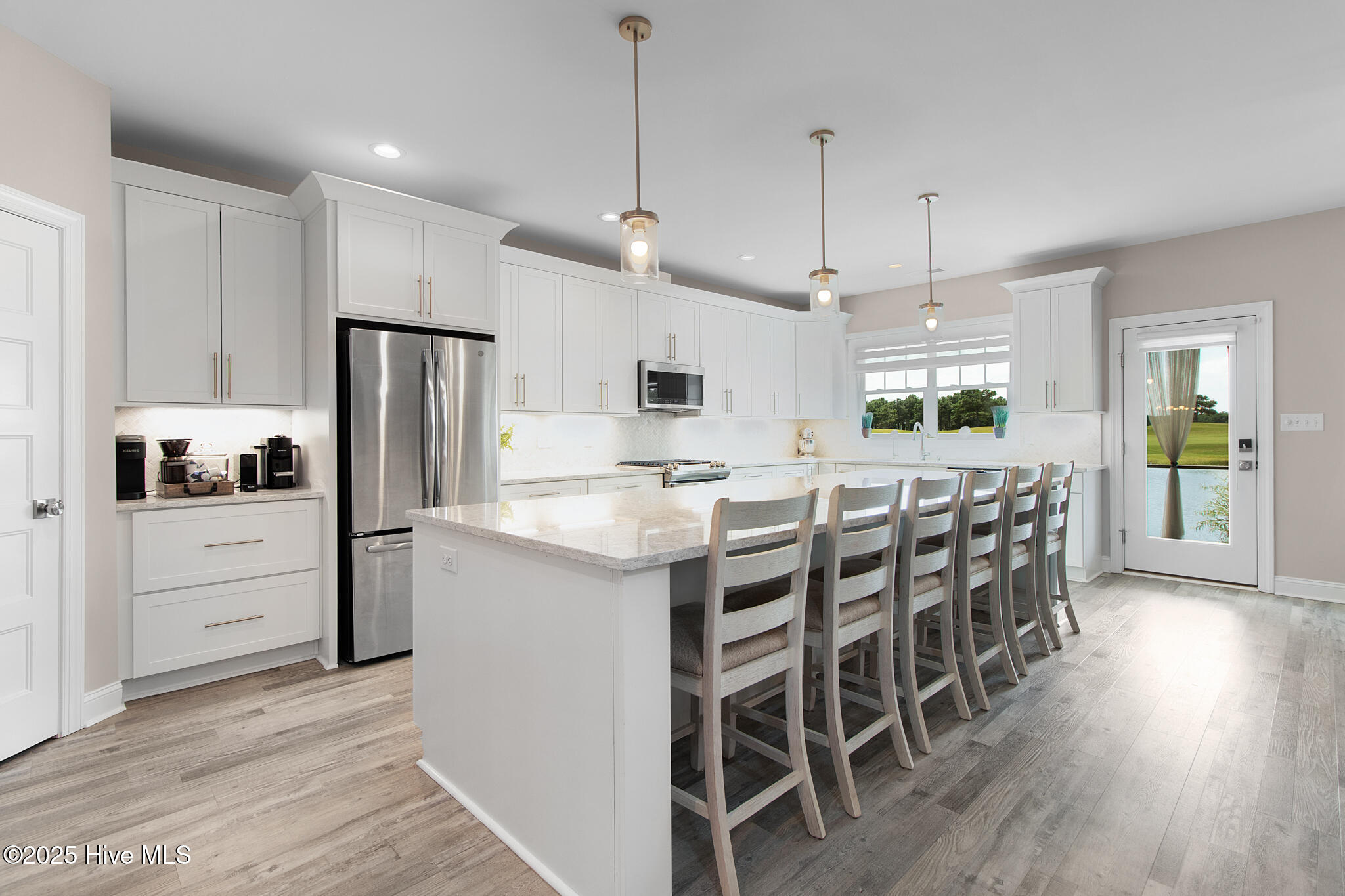 Modern kitchen w/ massive island