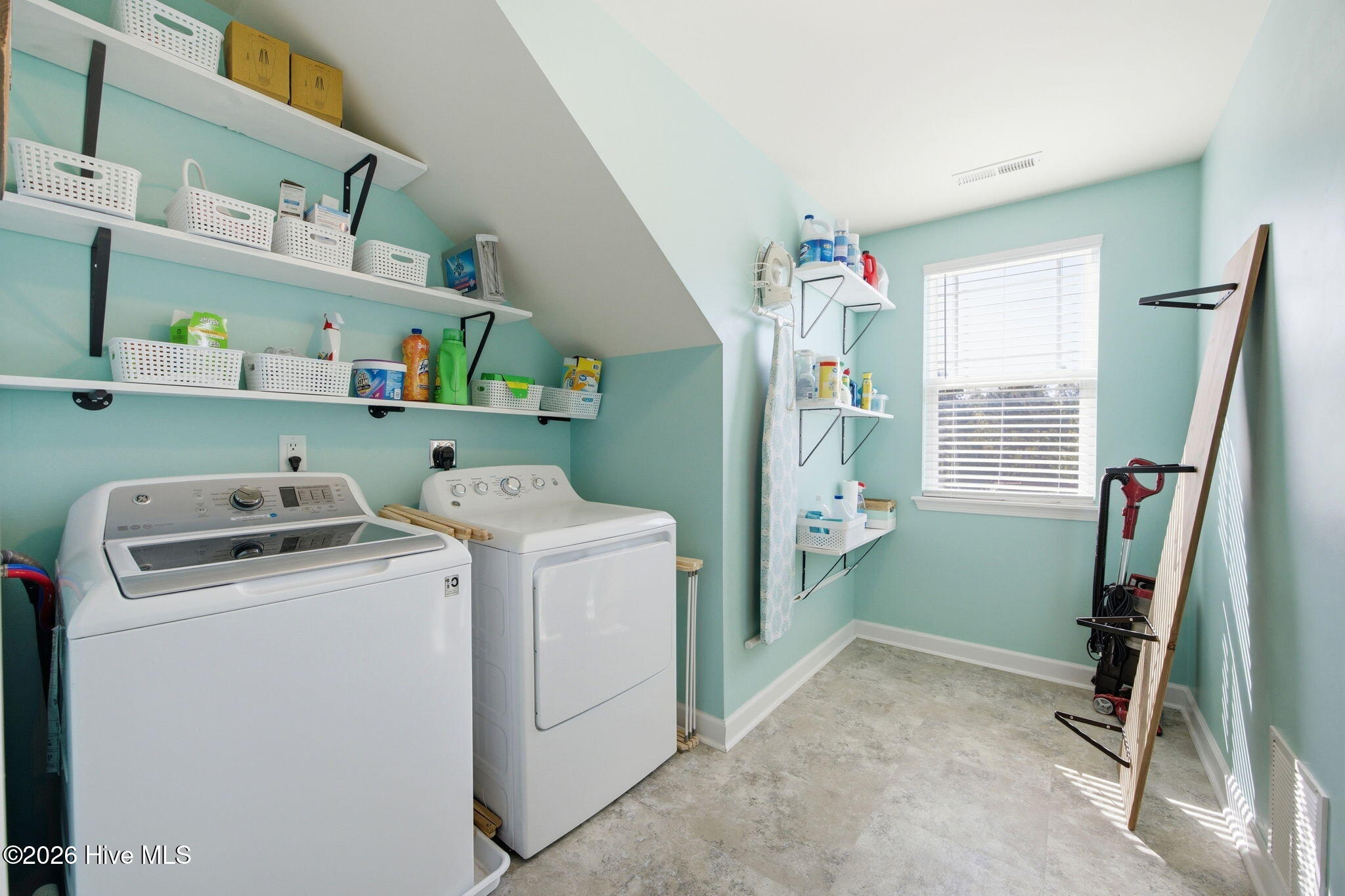 100570576 | Photo 17