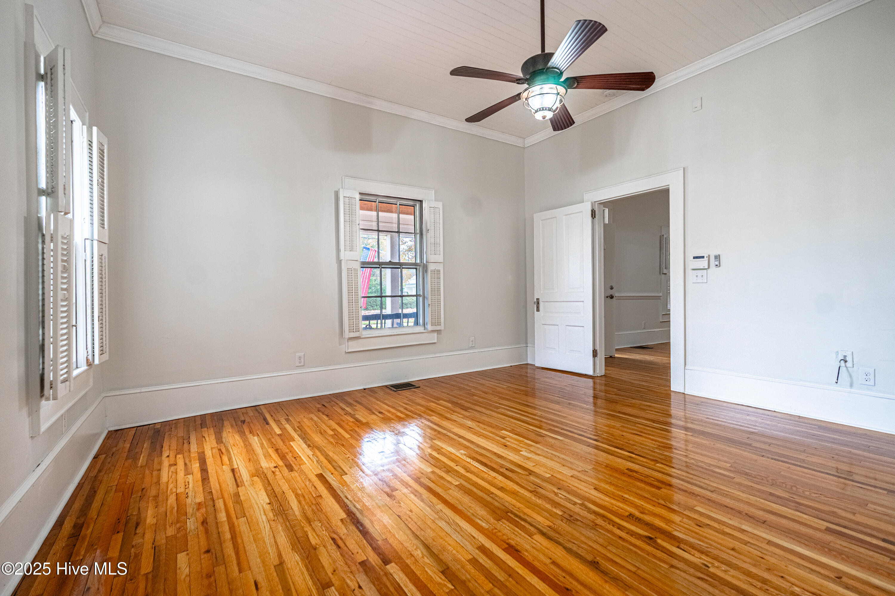 100543227 | Photo 45