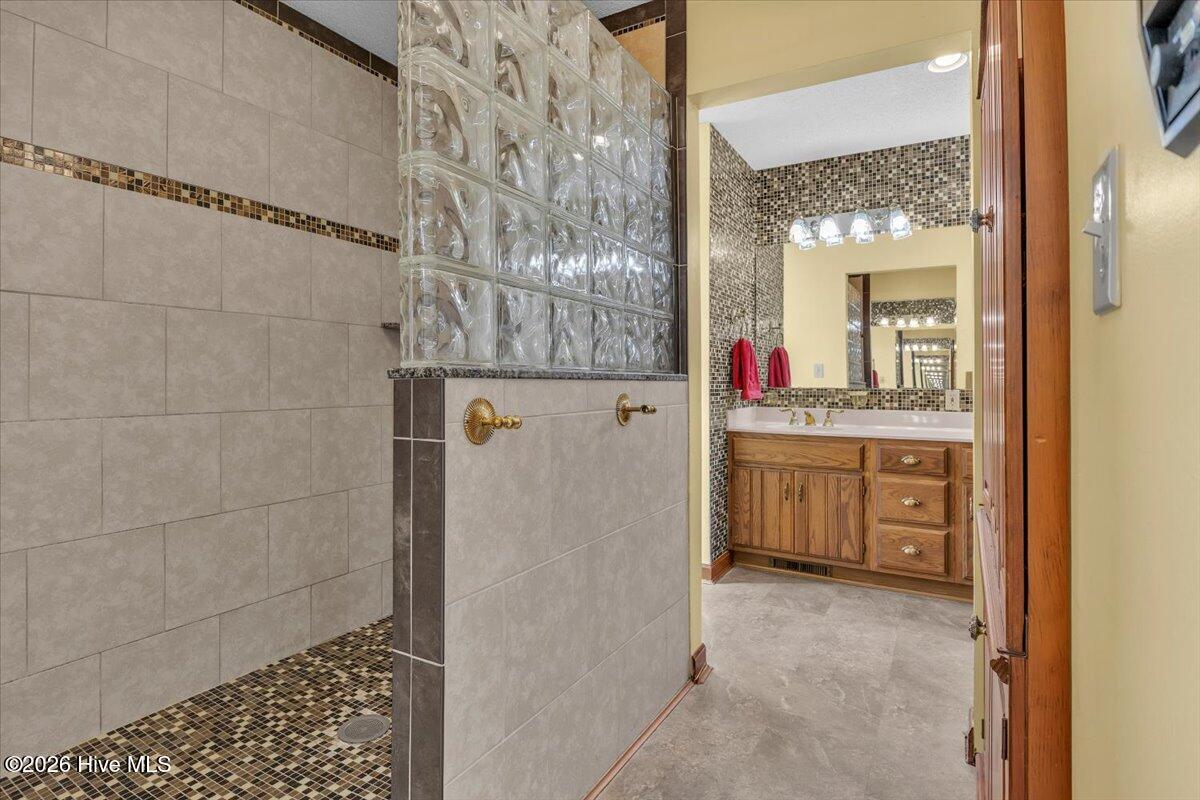 100565591 | Photo 39