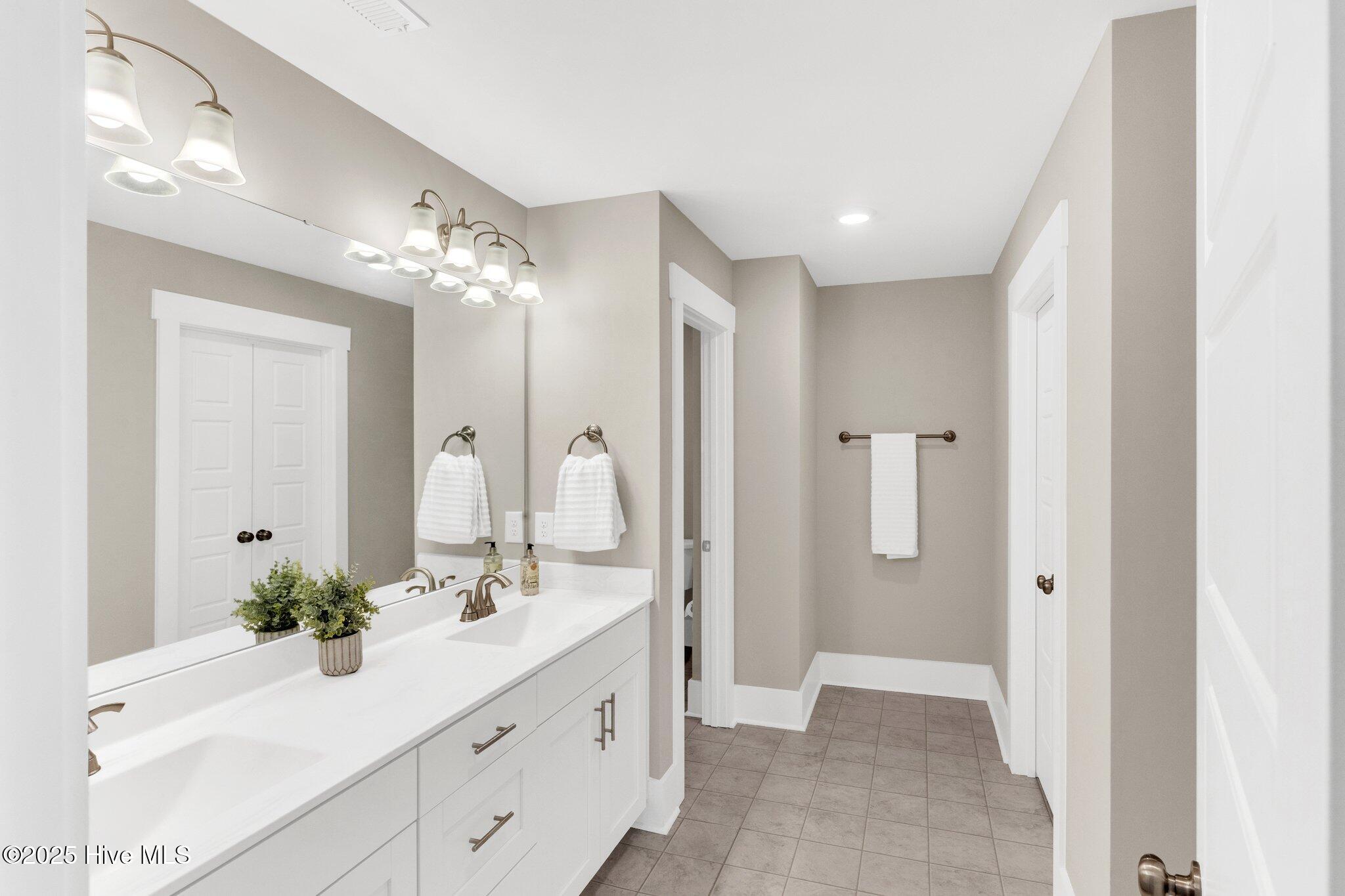 100556844 | Photo 11