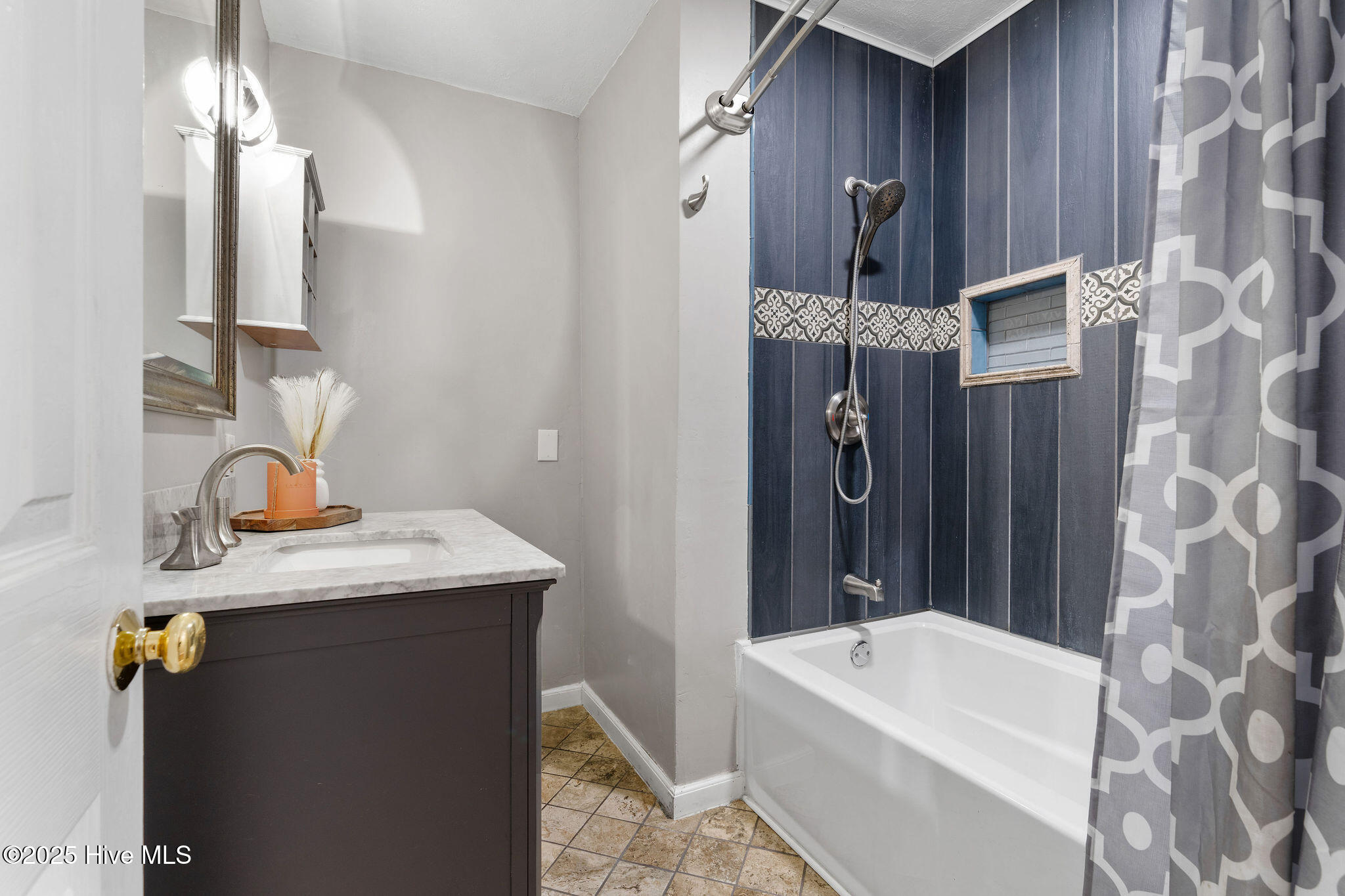 100537089 | Photo 39