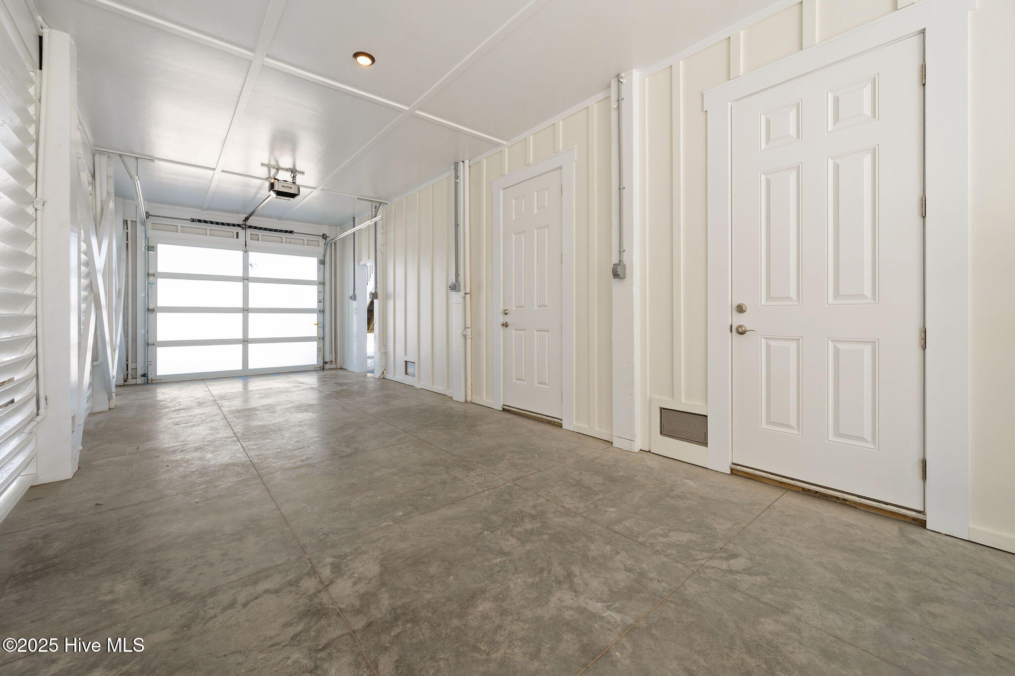 100525403 | Photo 49