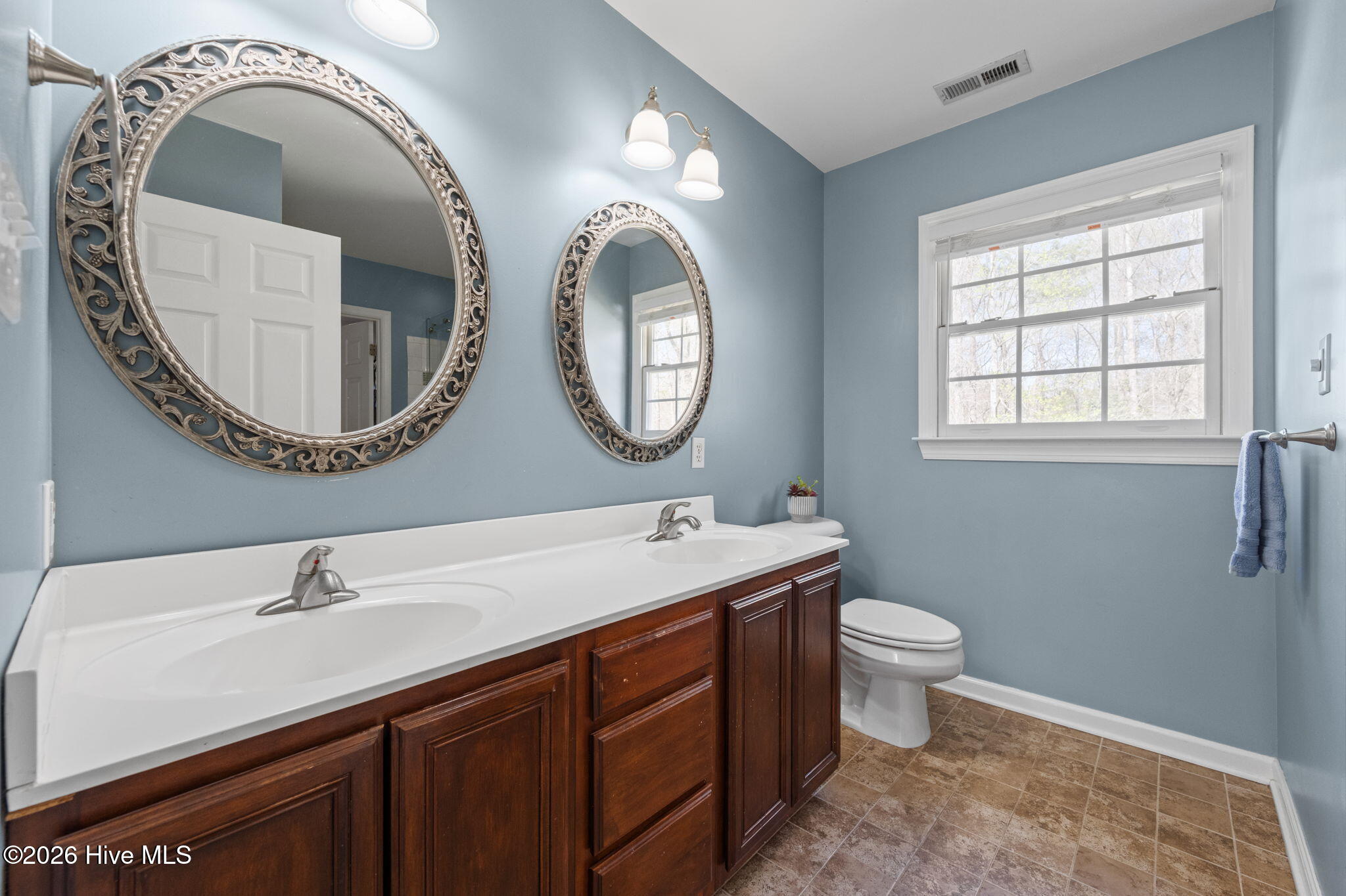 100561787 | Photo 26