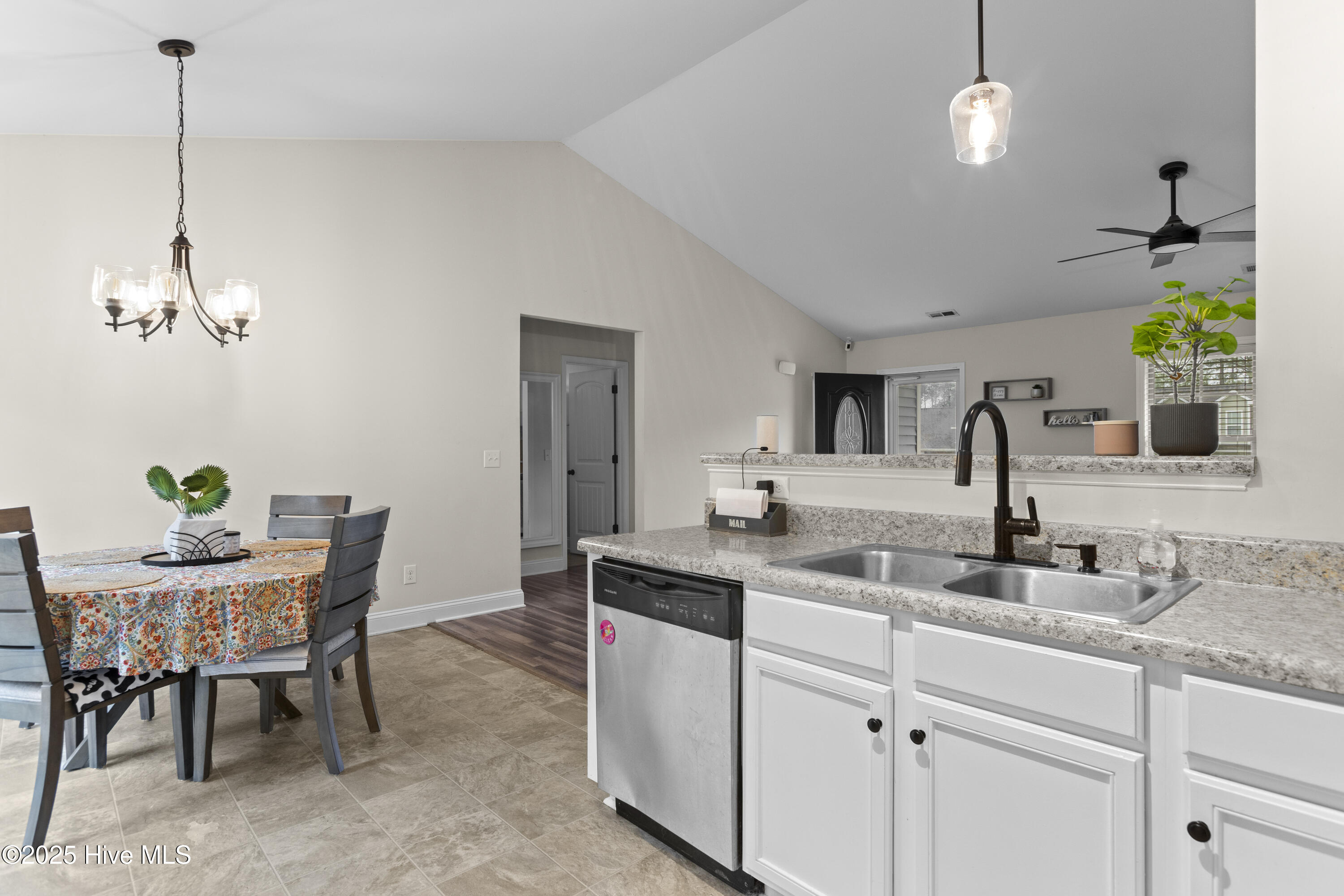 100567808 | Photo 11