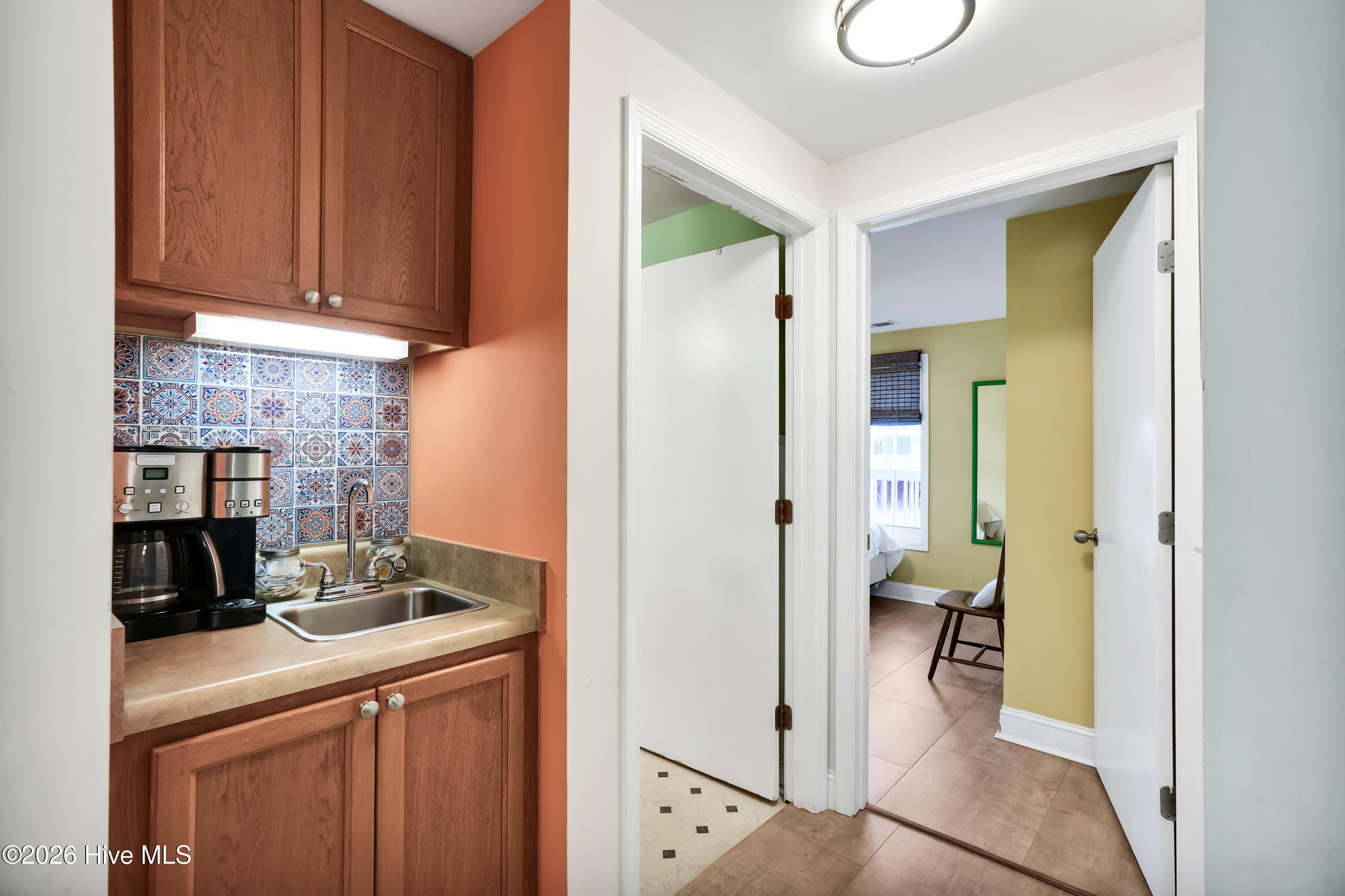 100568340 | Photo 16