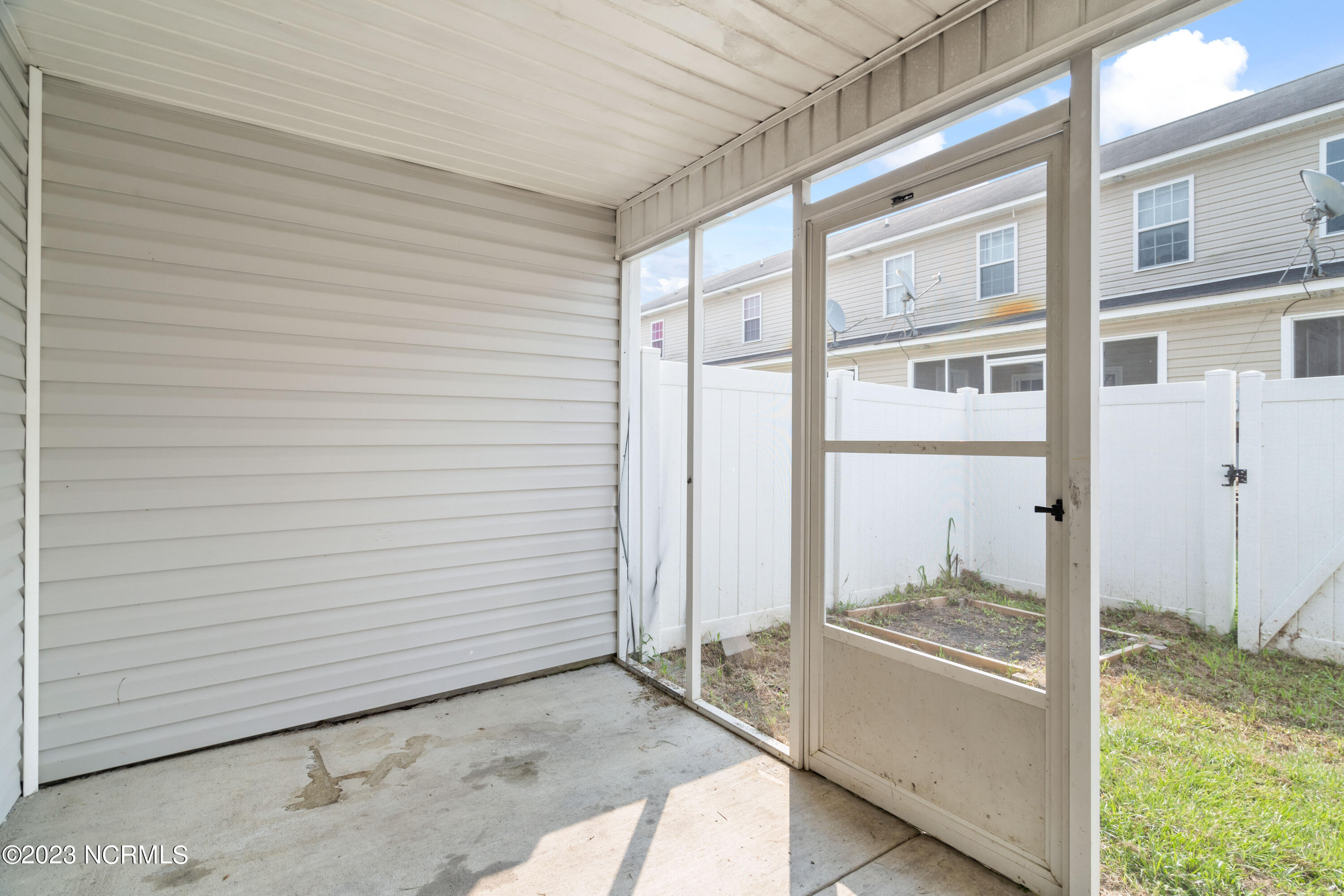 100559780 | Photo 23