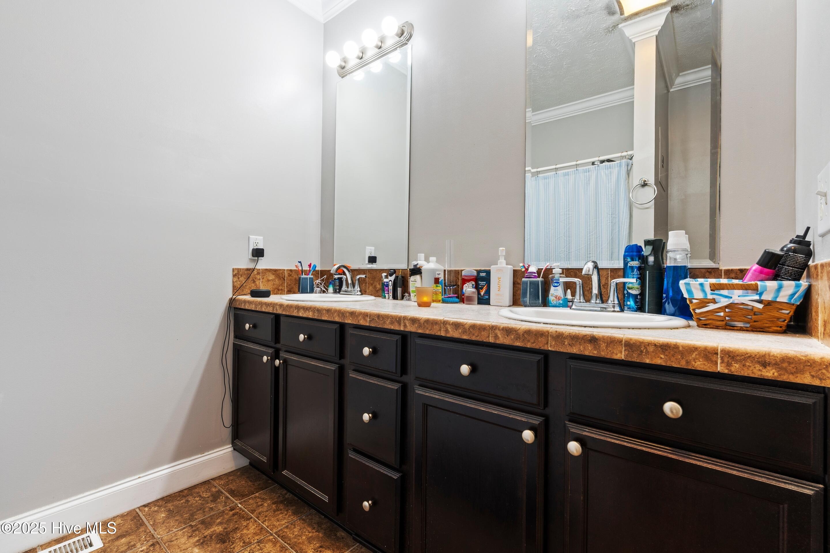 100537388 | Photo 46