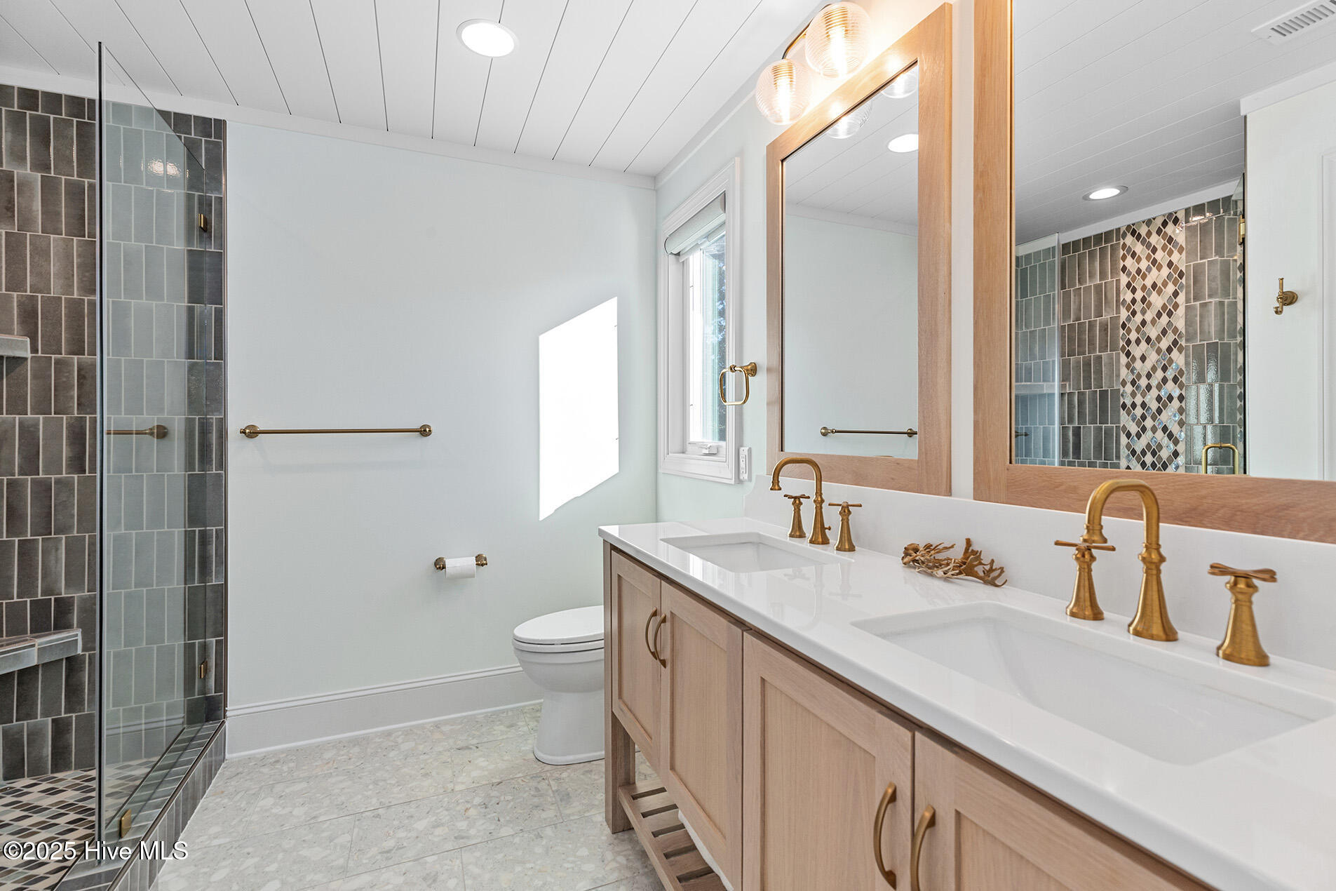 100540813 | Photo 41