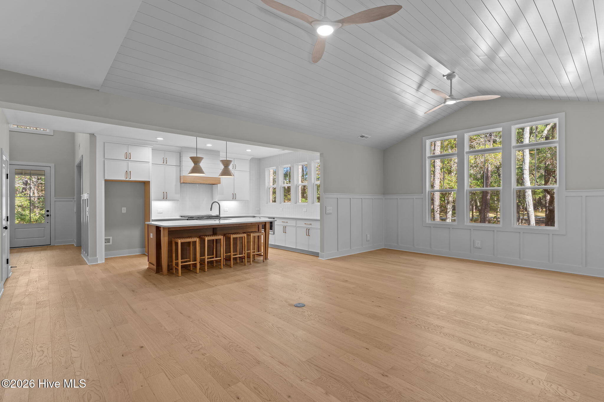 100548925 | Photo 11