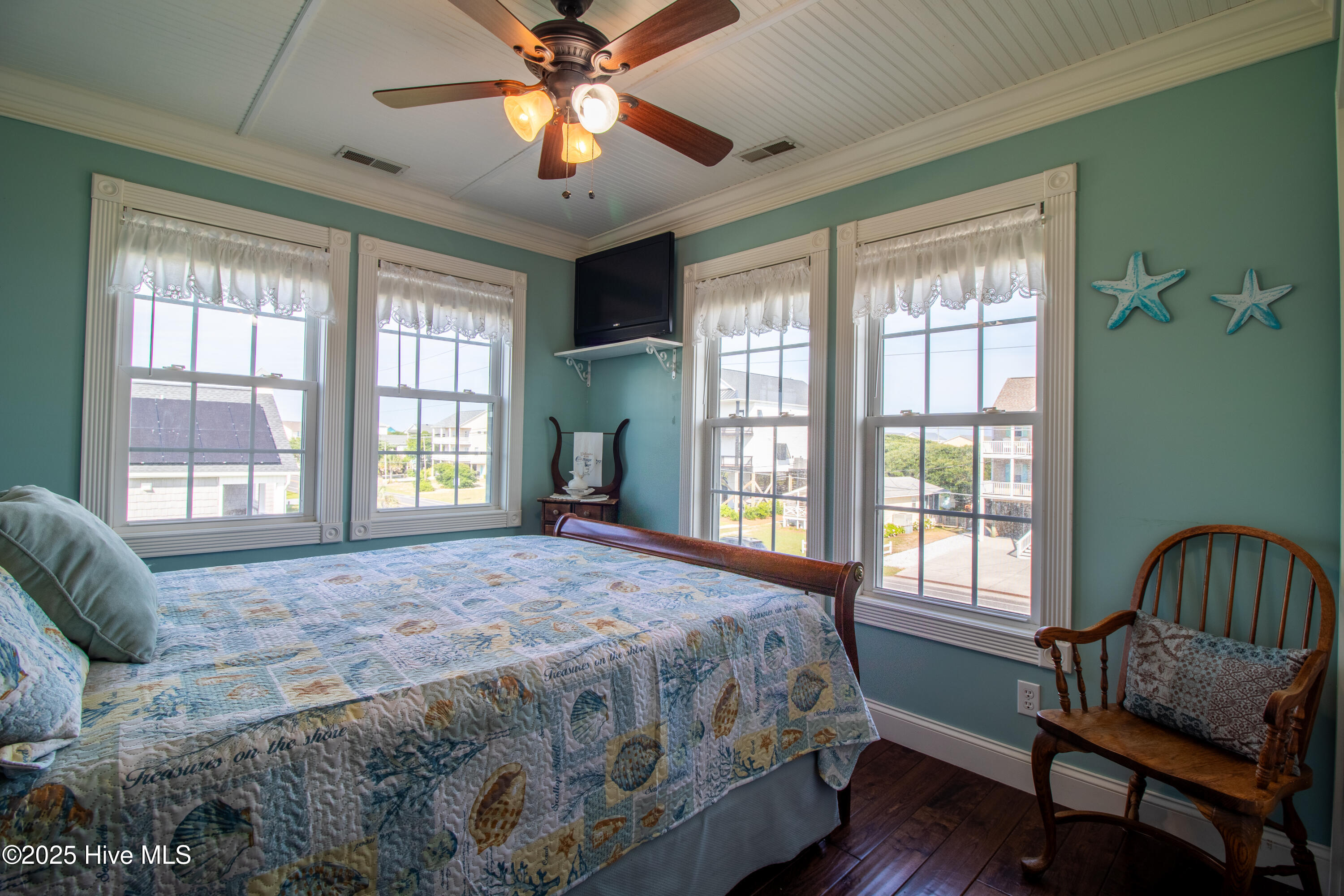 100535600 | Photo 35