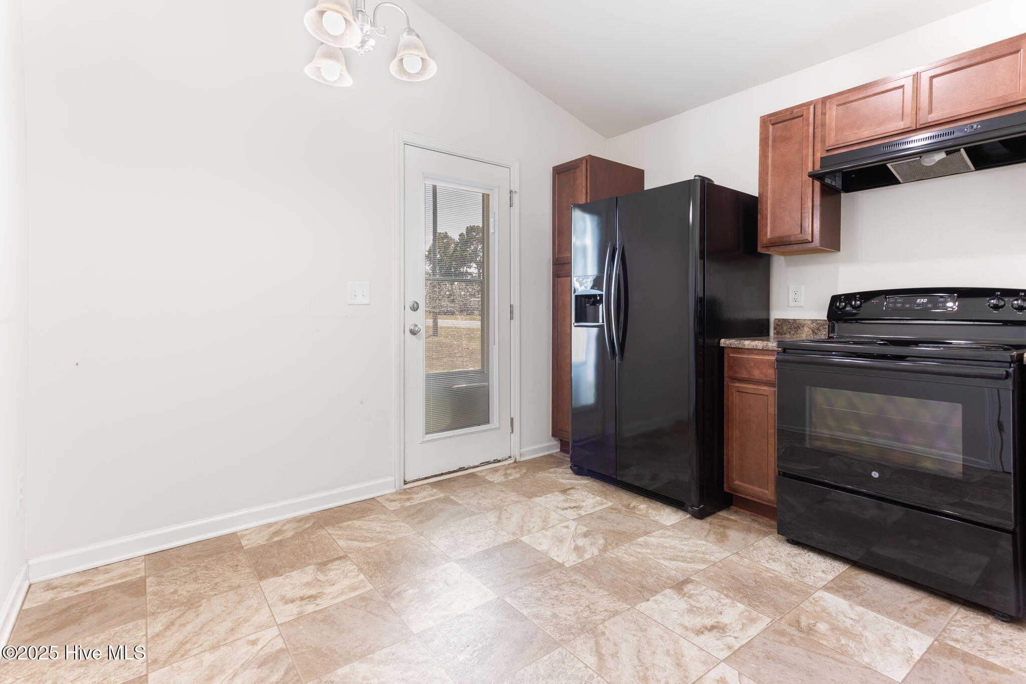 5-web-or-mls-2585-w-raleigh-blvd