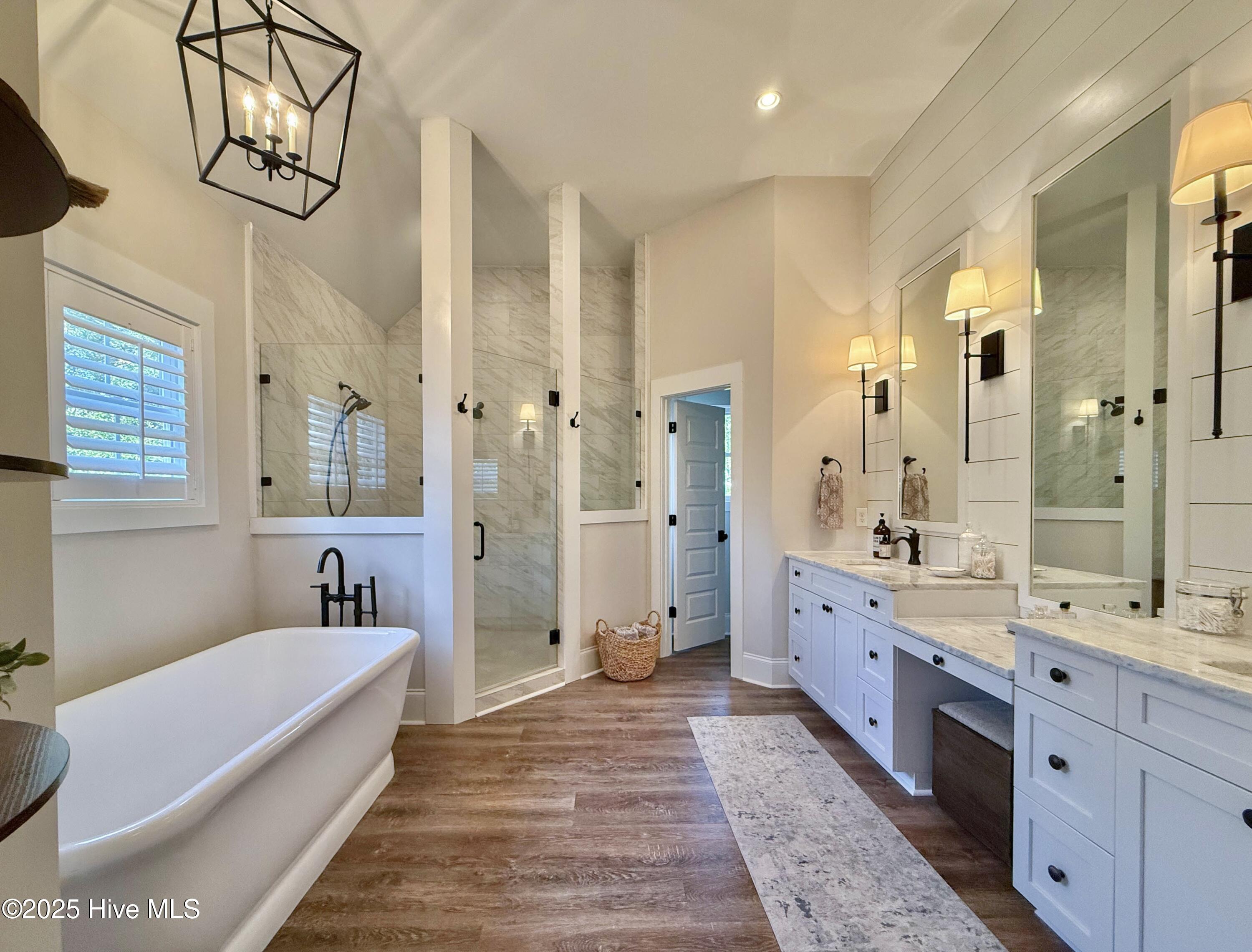 100556308 | Photo 63