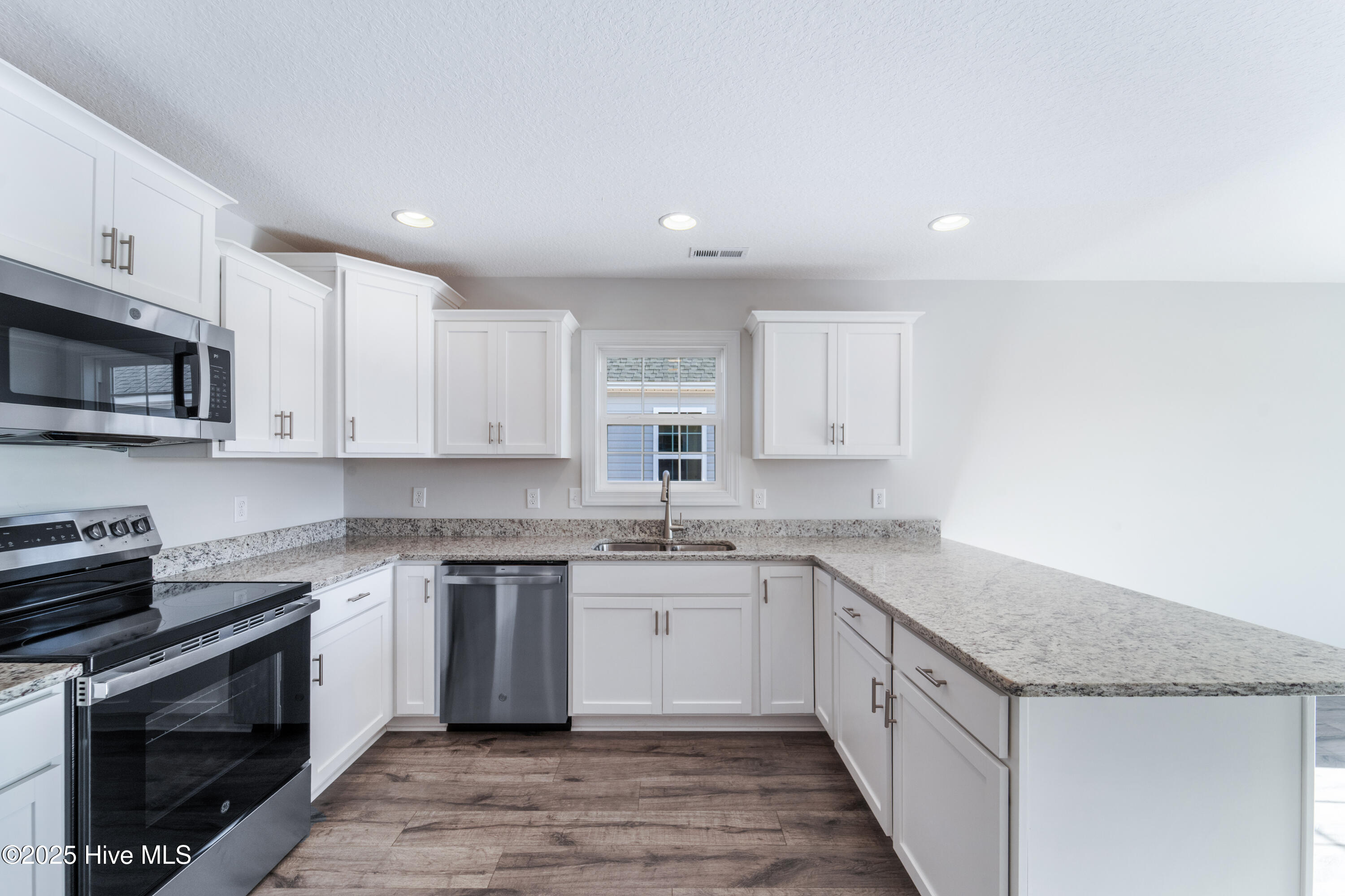 100514774 | Photo 11