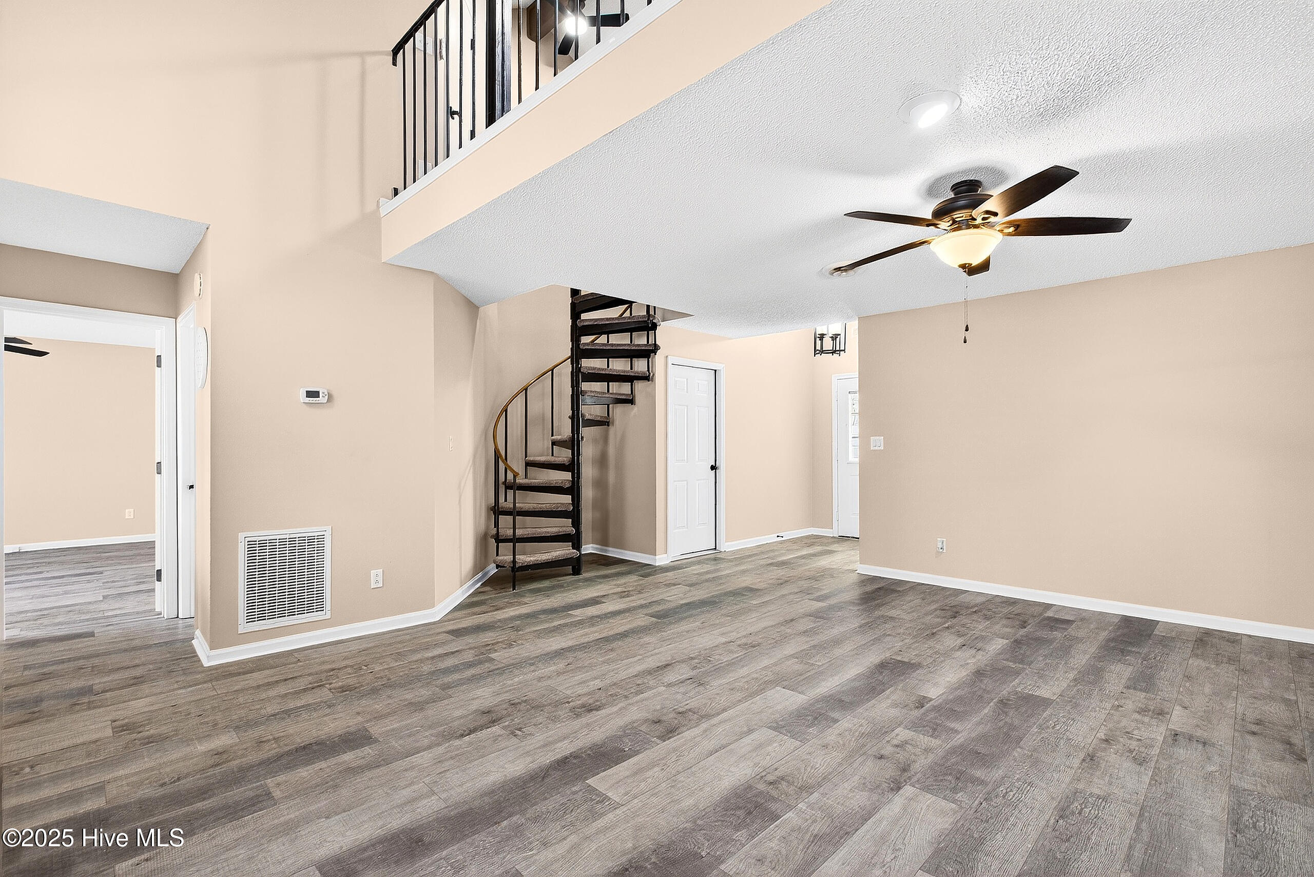 100546283 | Photo 15