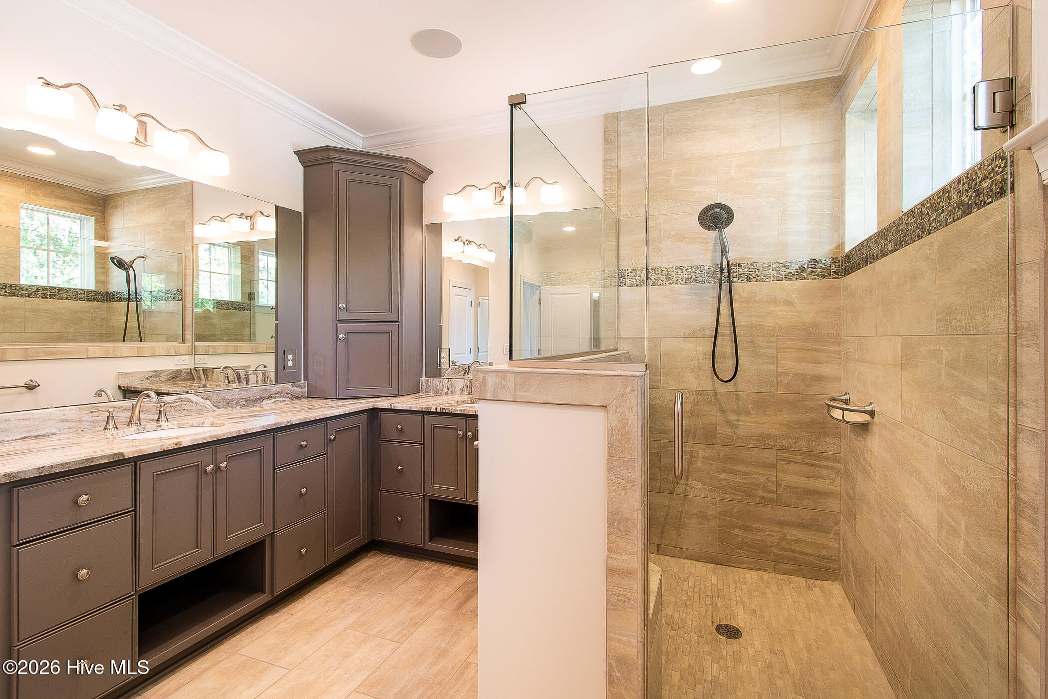 100568588 | Photo 33