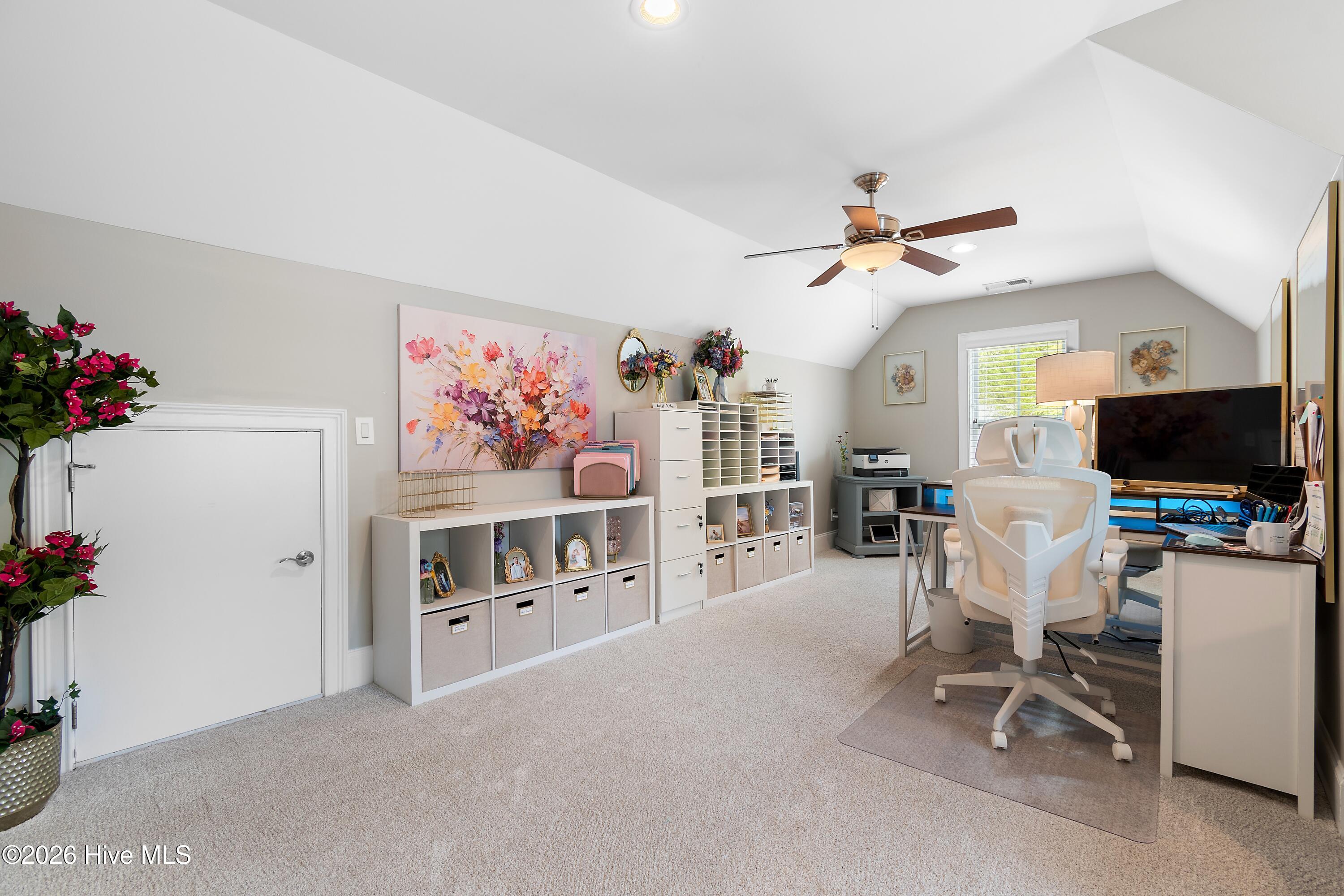 100565384 | Photo 39