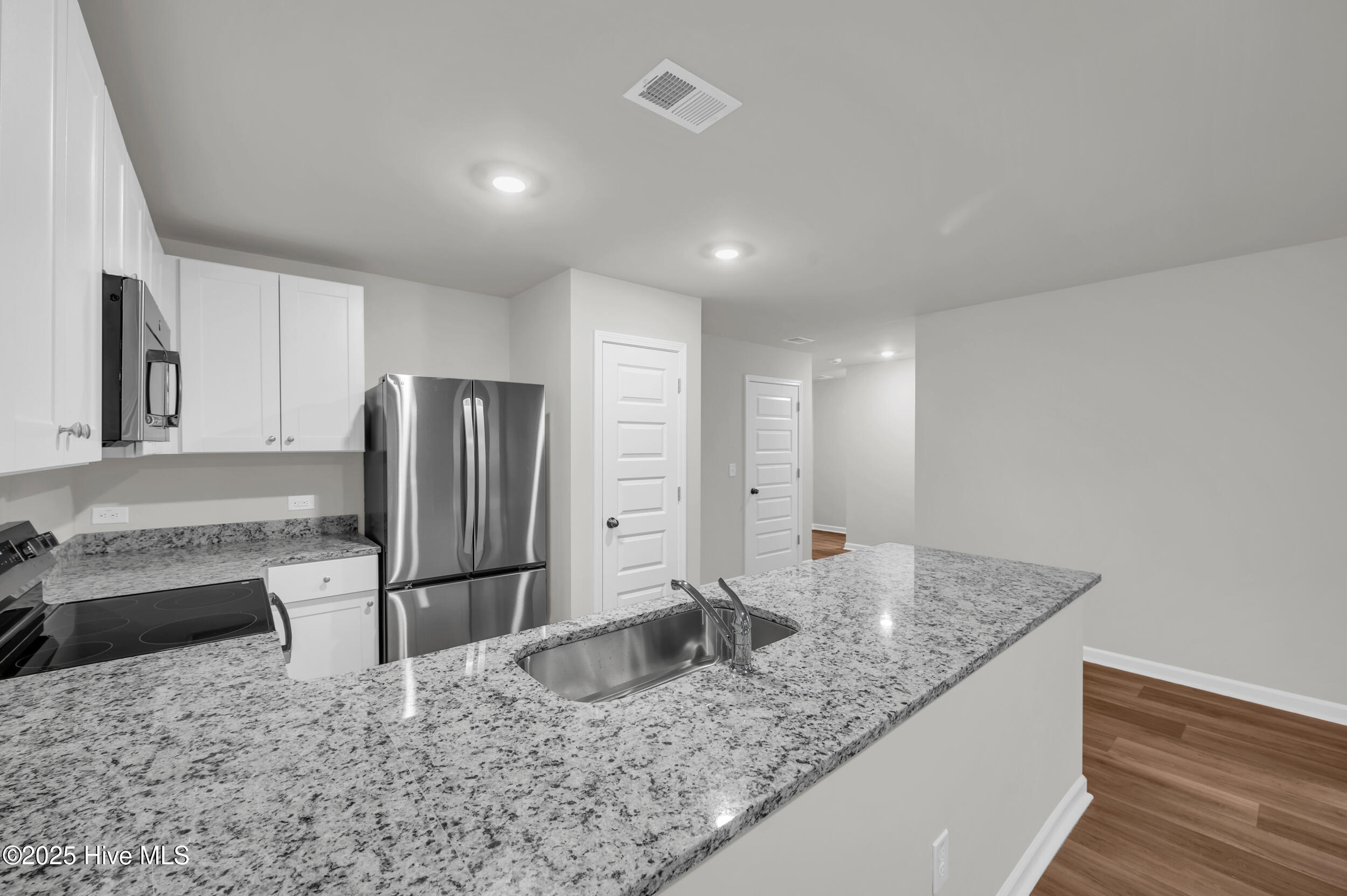 100544665 | Photo 11