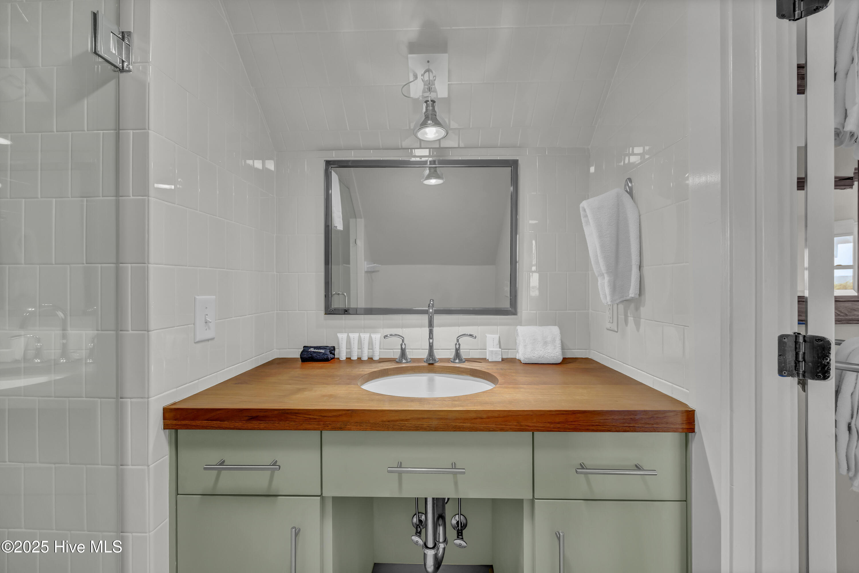 100536845 | Photo 31