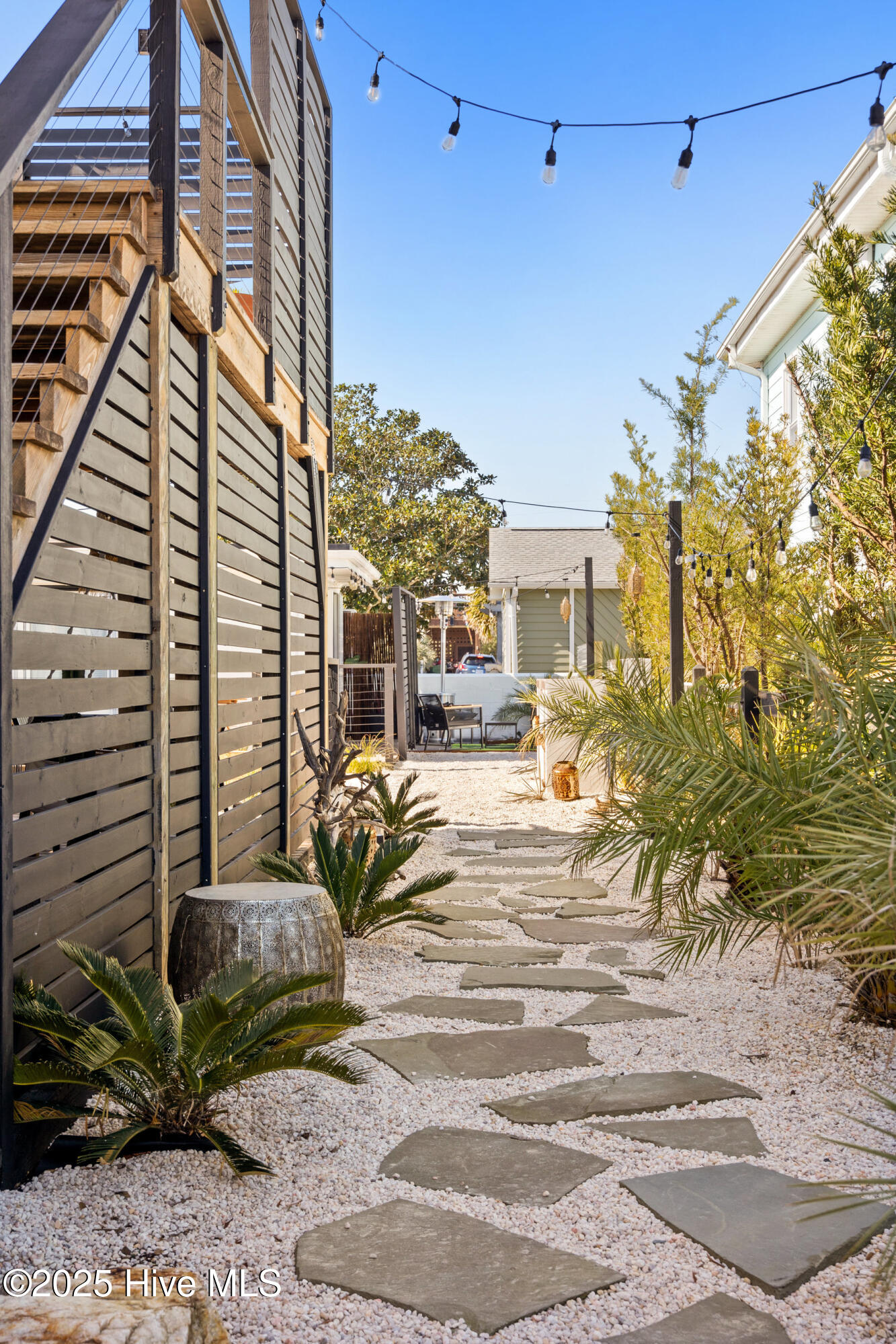 100540595 | Photo 43