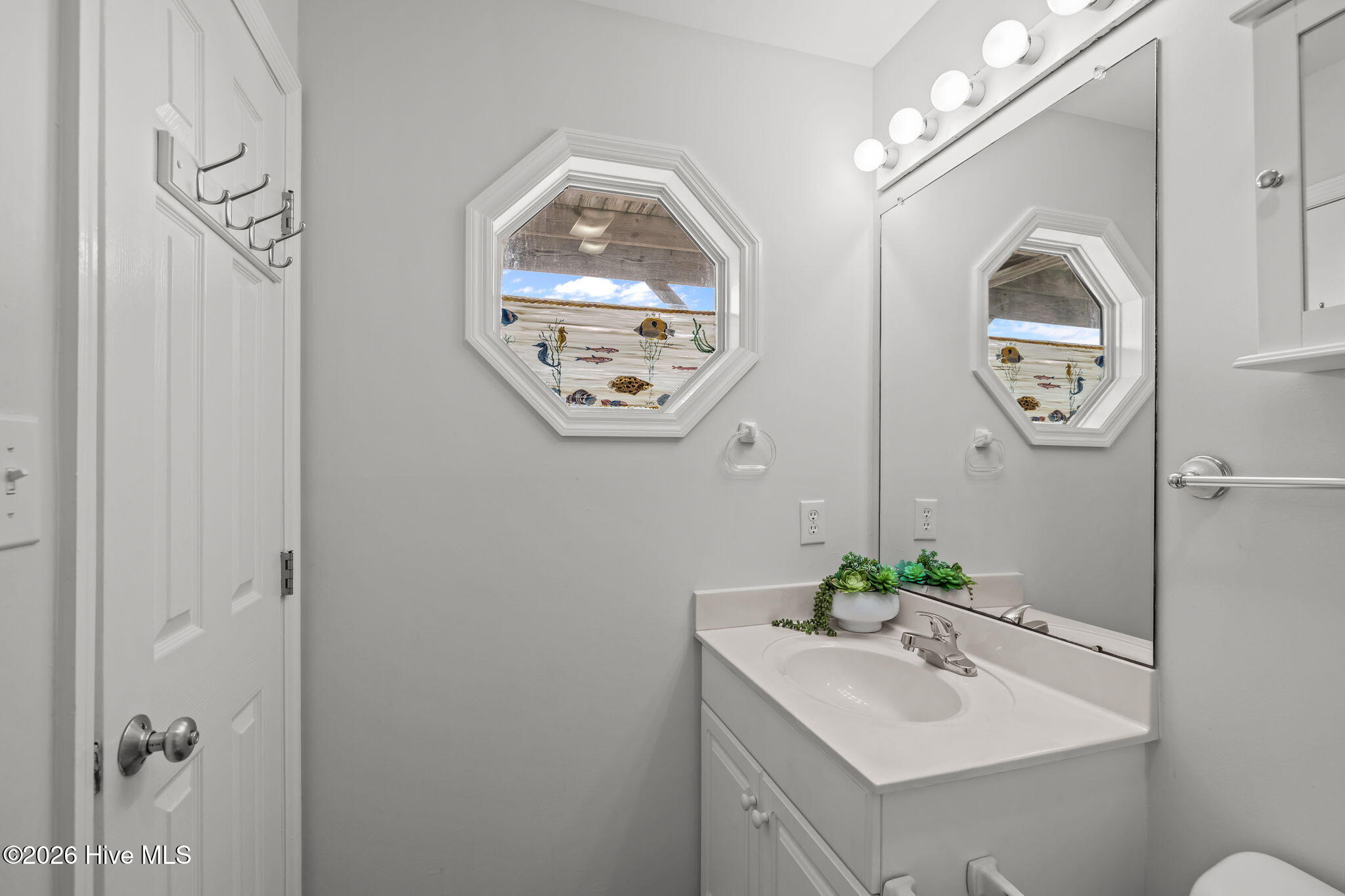 100547357 | Photo 47