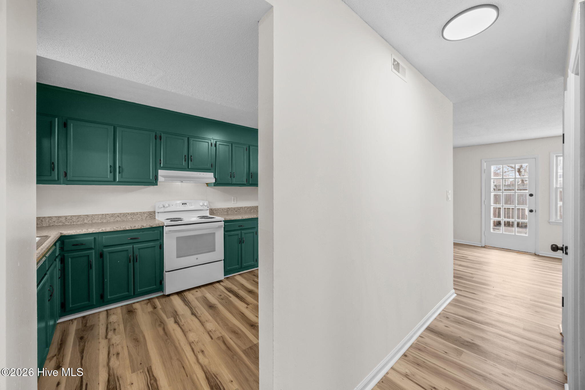 100555869 | Photo 14