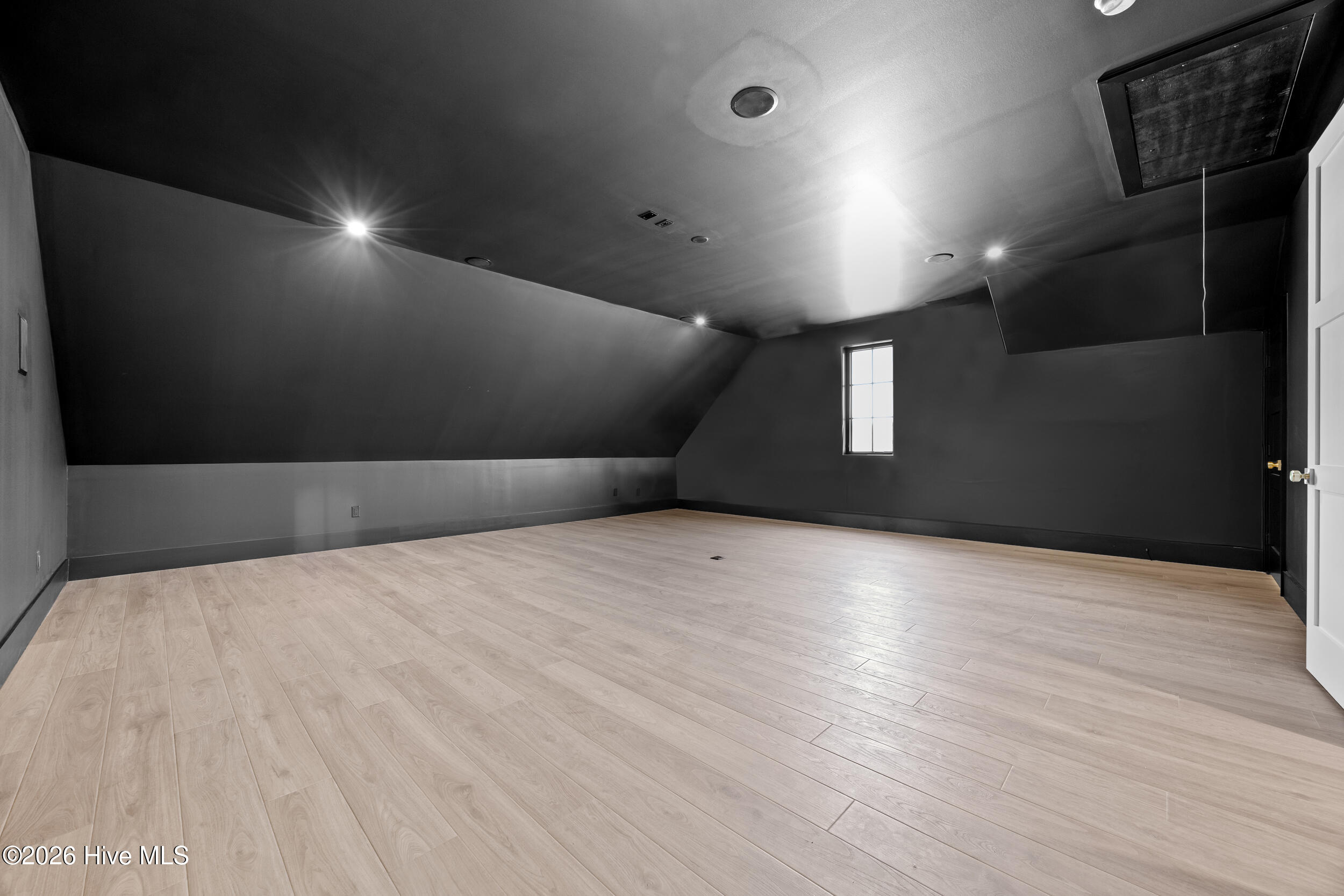 100561987 | Photo 62