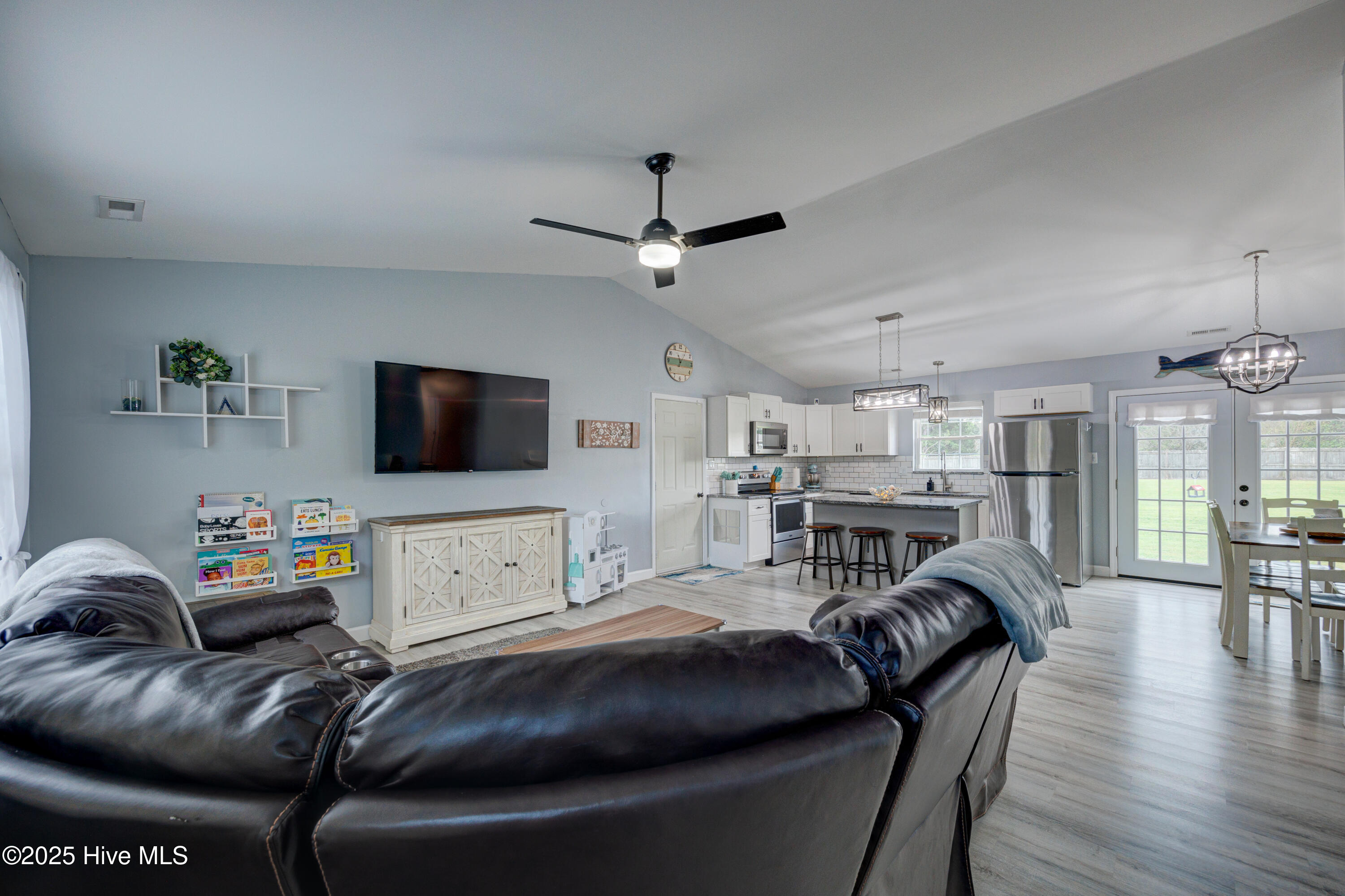 100561437 | Photo 13