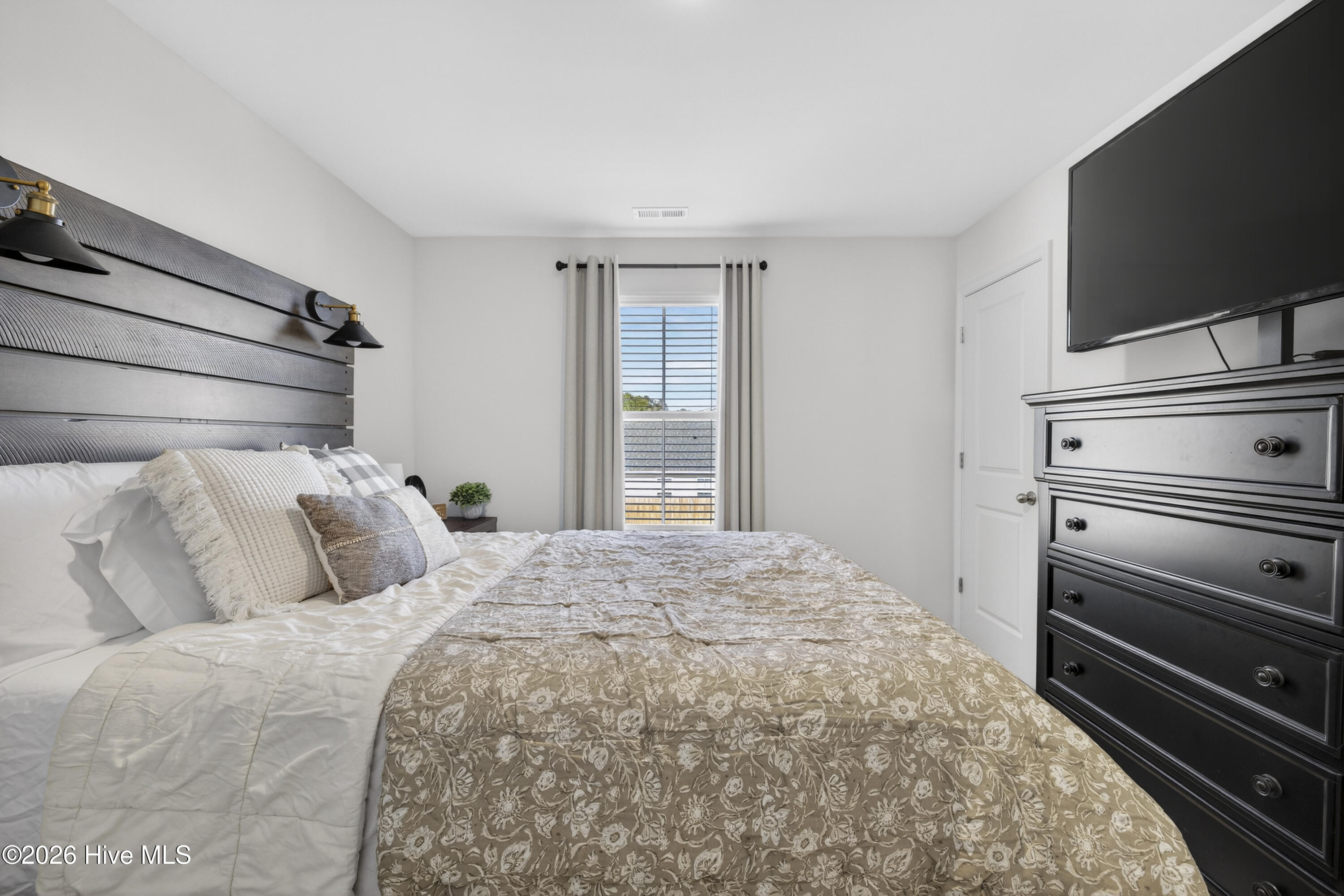 100554086 | Photo 36