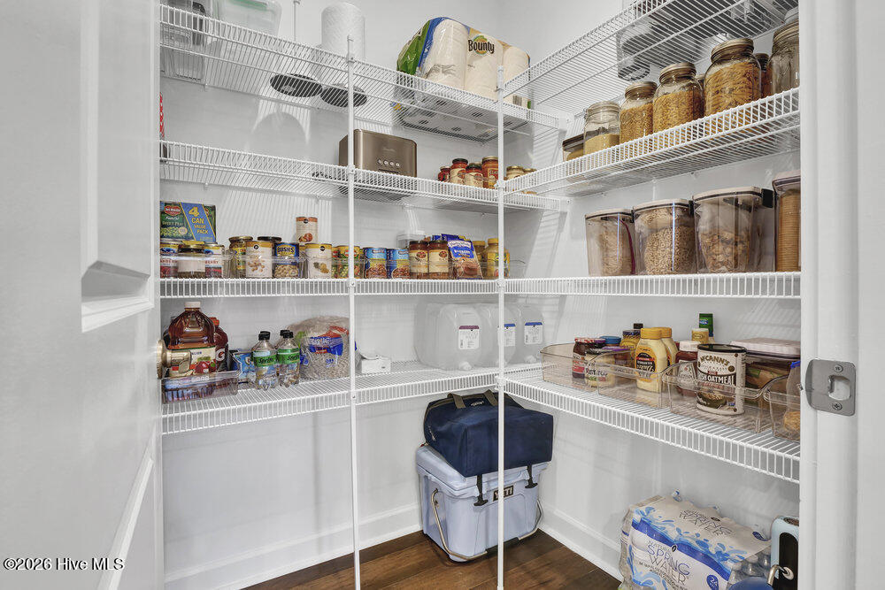 100558129 | Photo 26