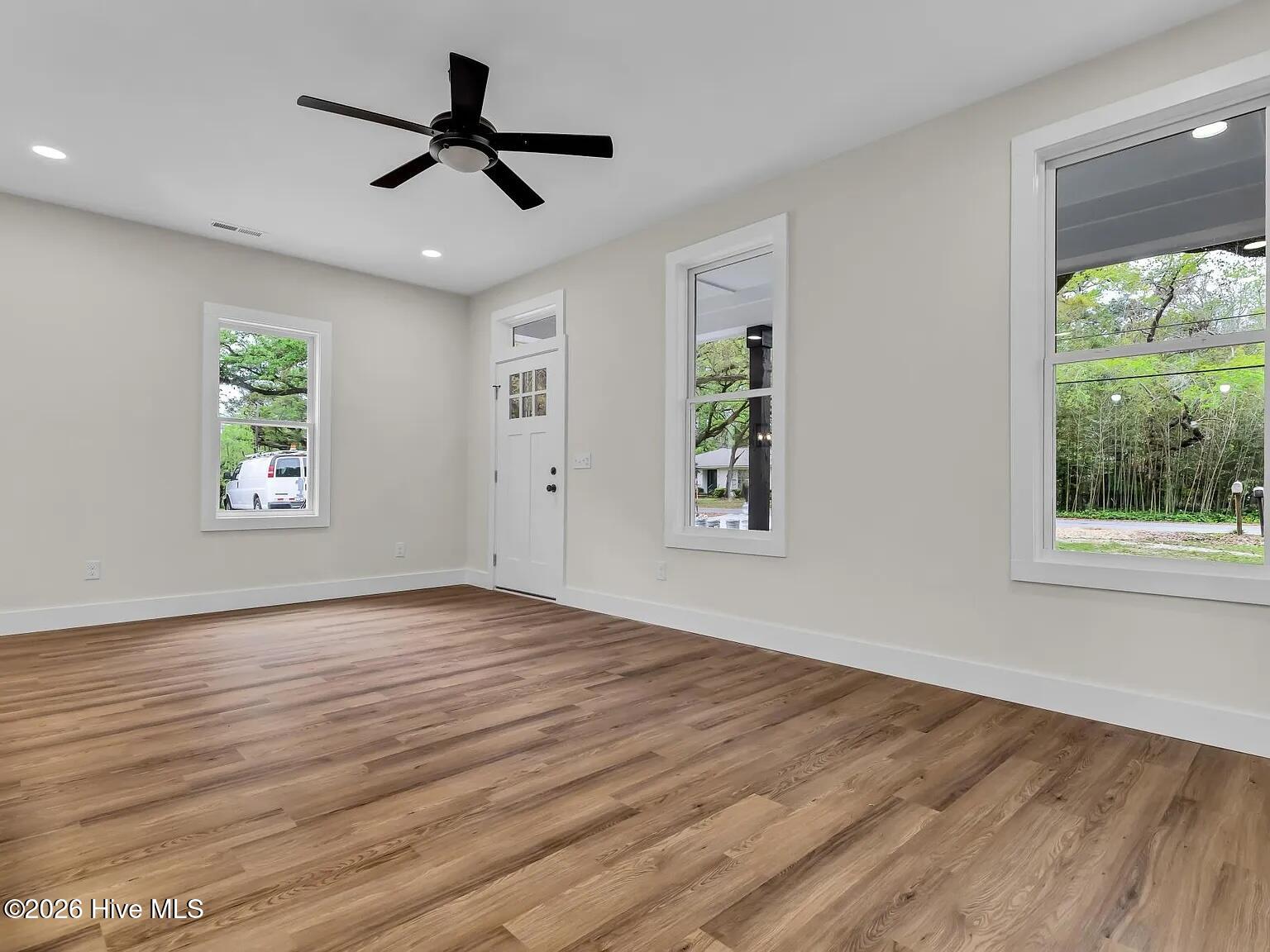 100568663 | Photo 13