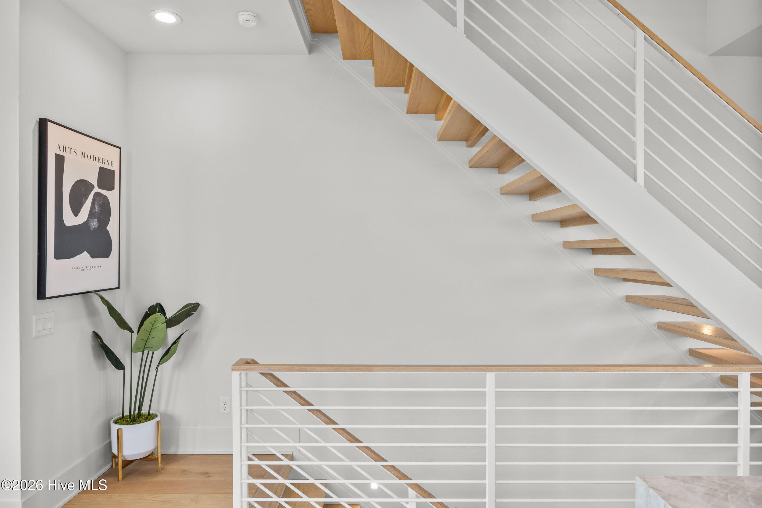 100544110 | Photo 43