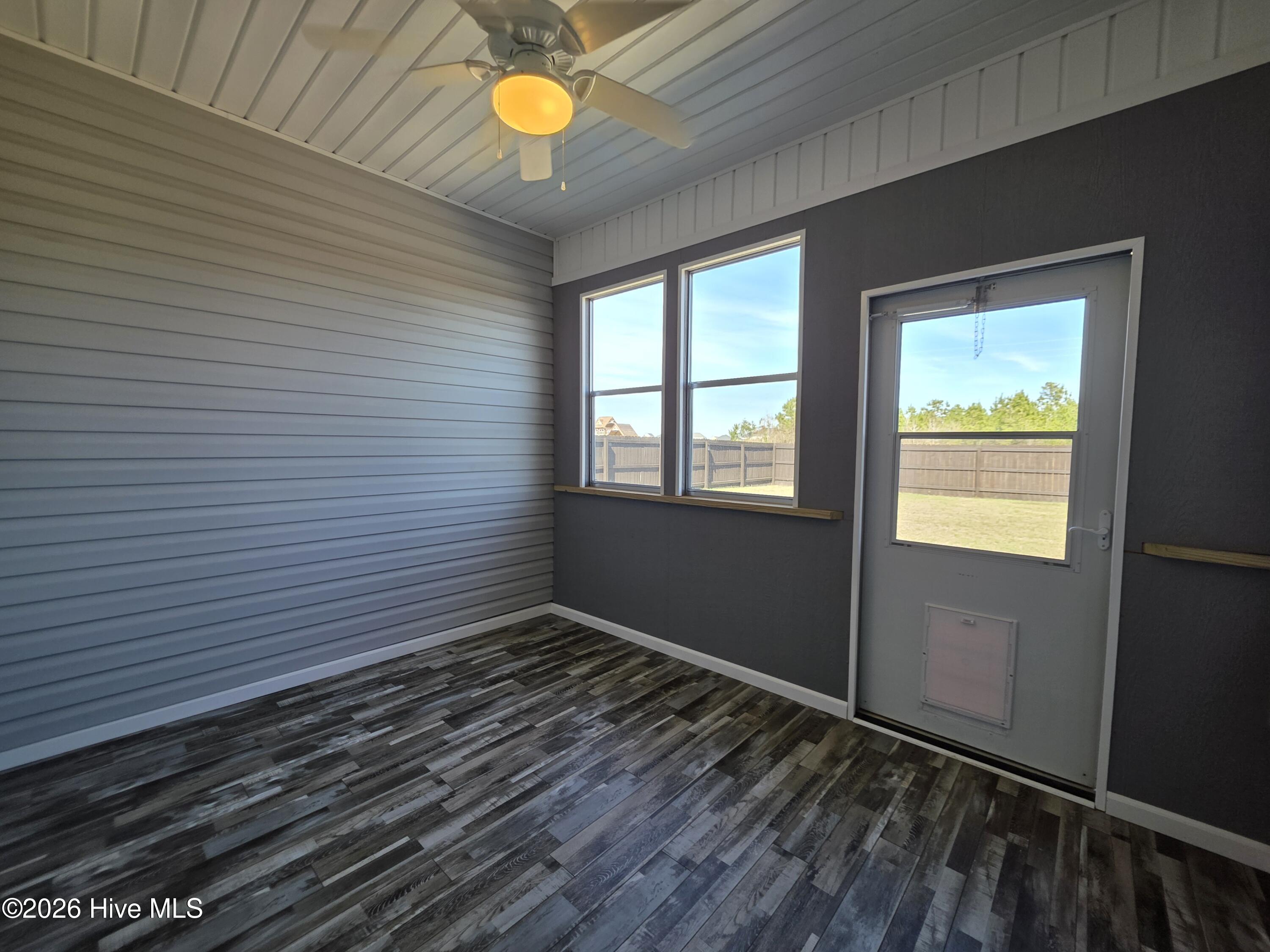 100562306 | Photo 21