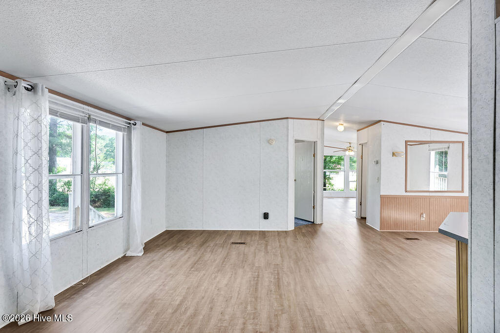 100569938 | Photo 11