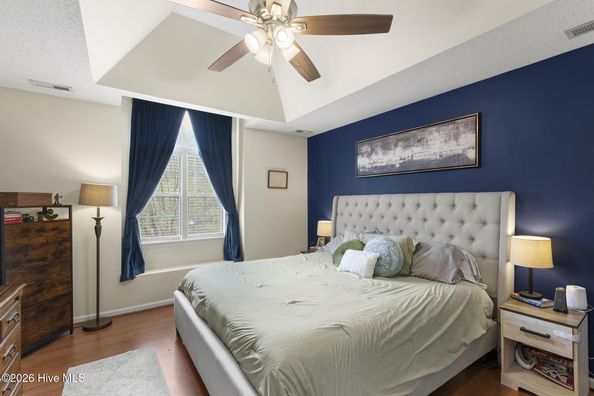 100560413 | Photo 15