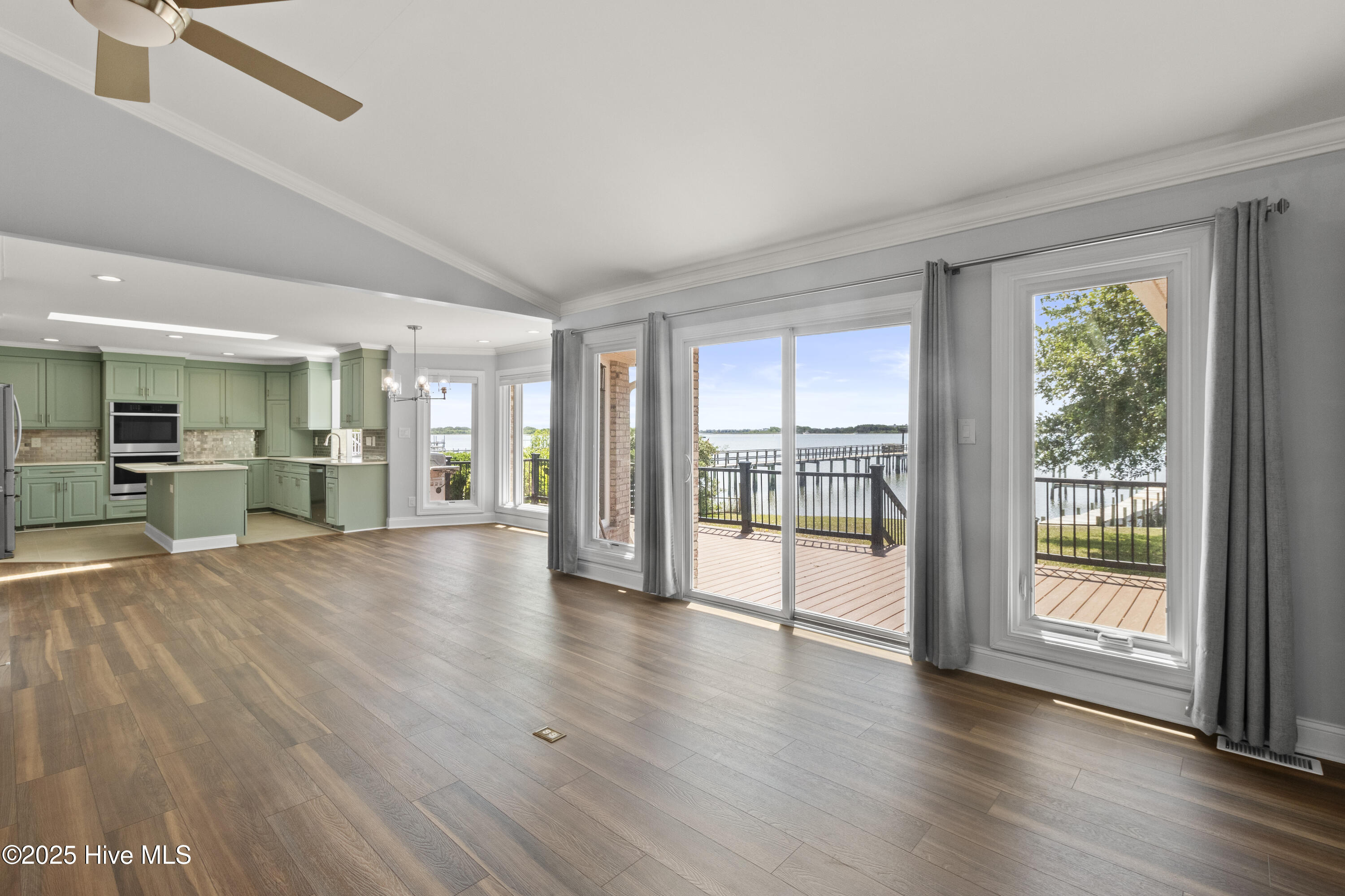 100503584 | Photo 15