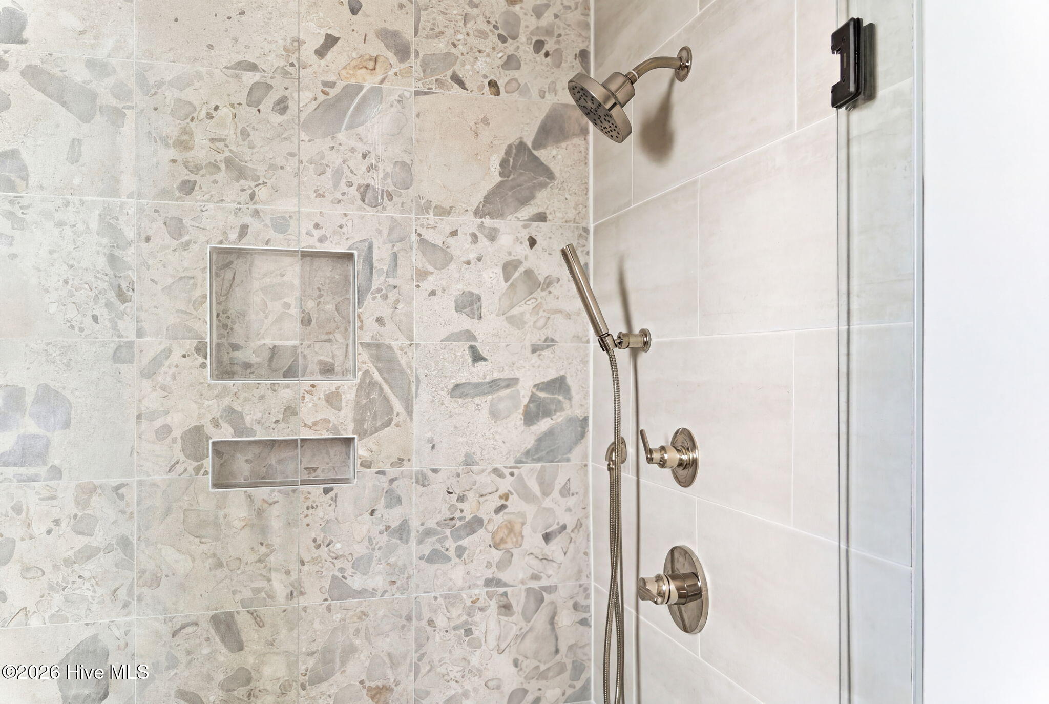 100564673 | Photo 51