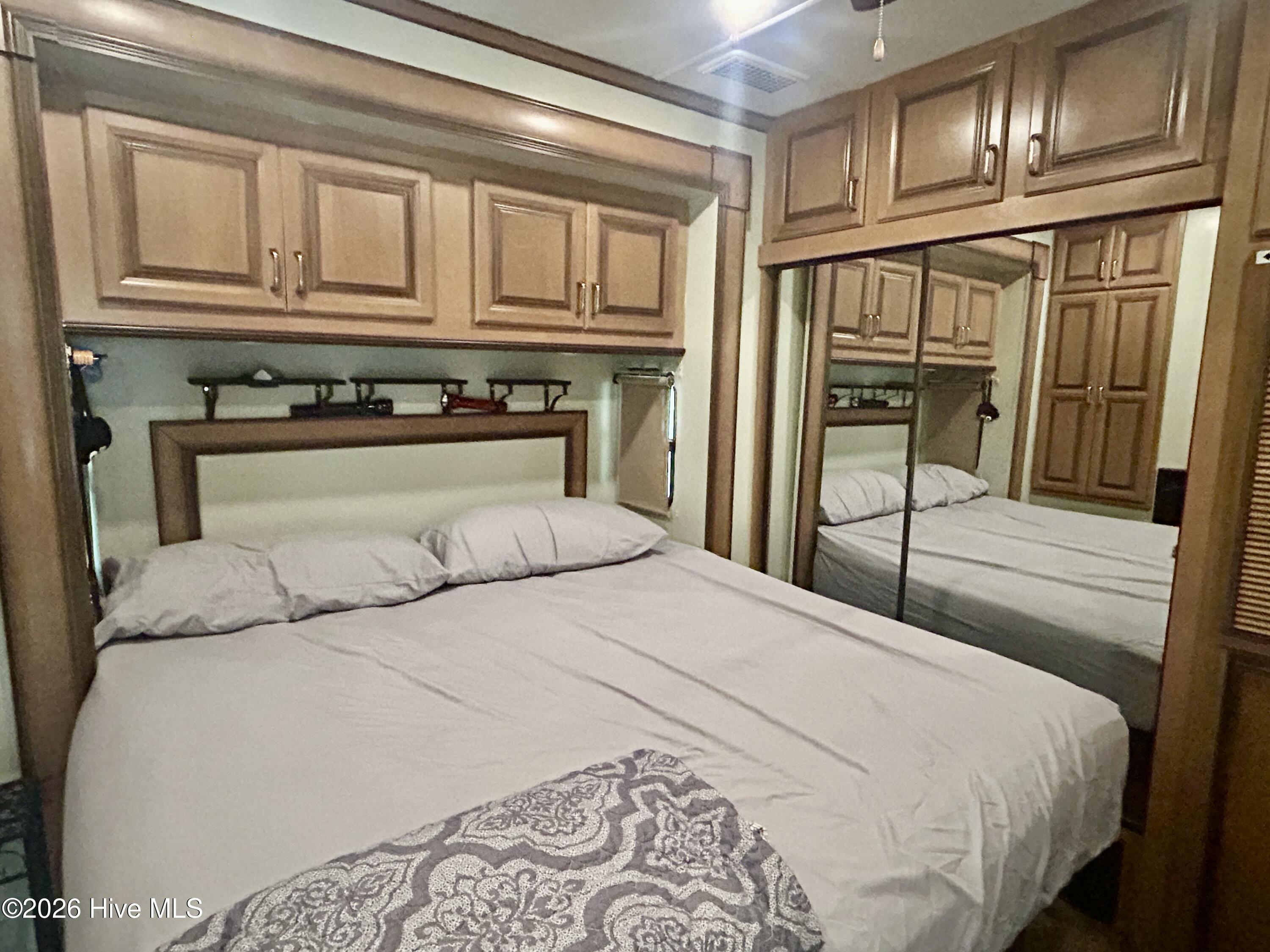 bedroom, king-size bed, Cottage camper