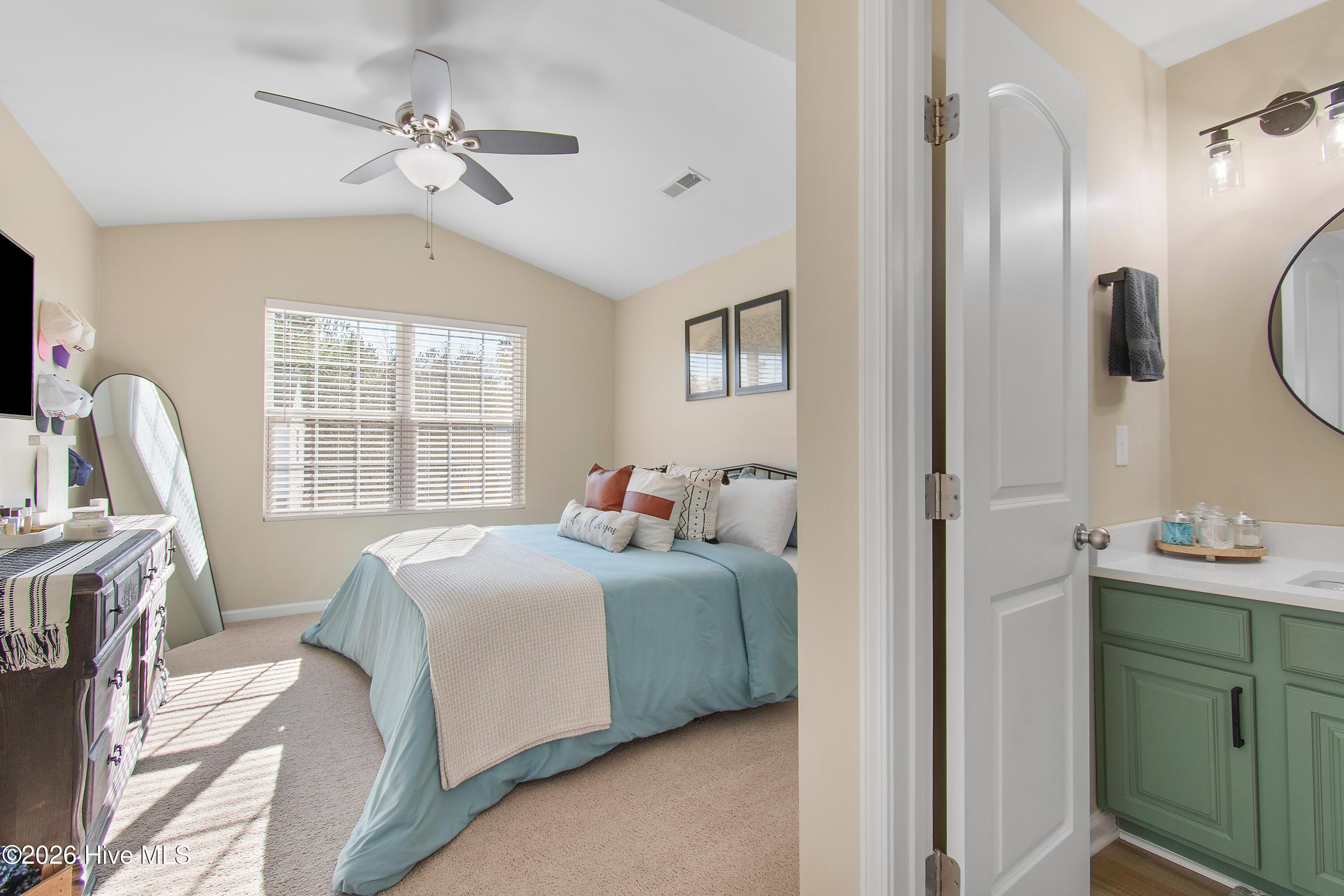 100549782 | Photo 33