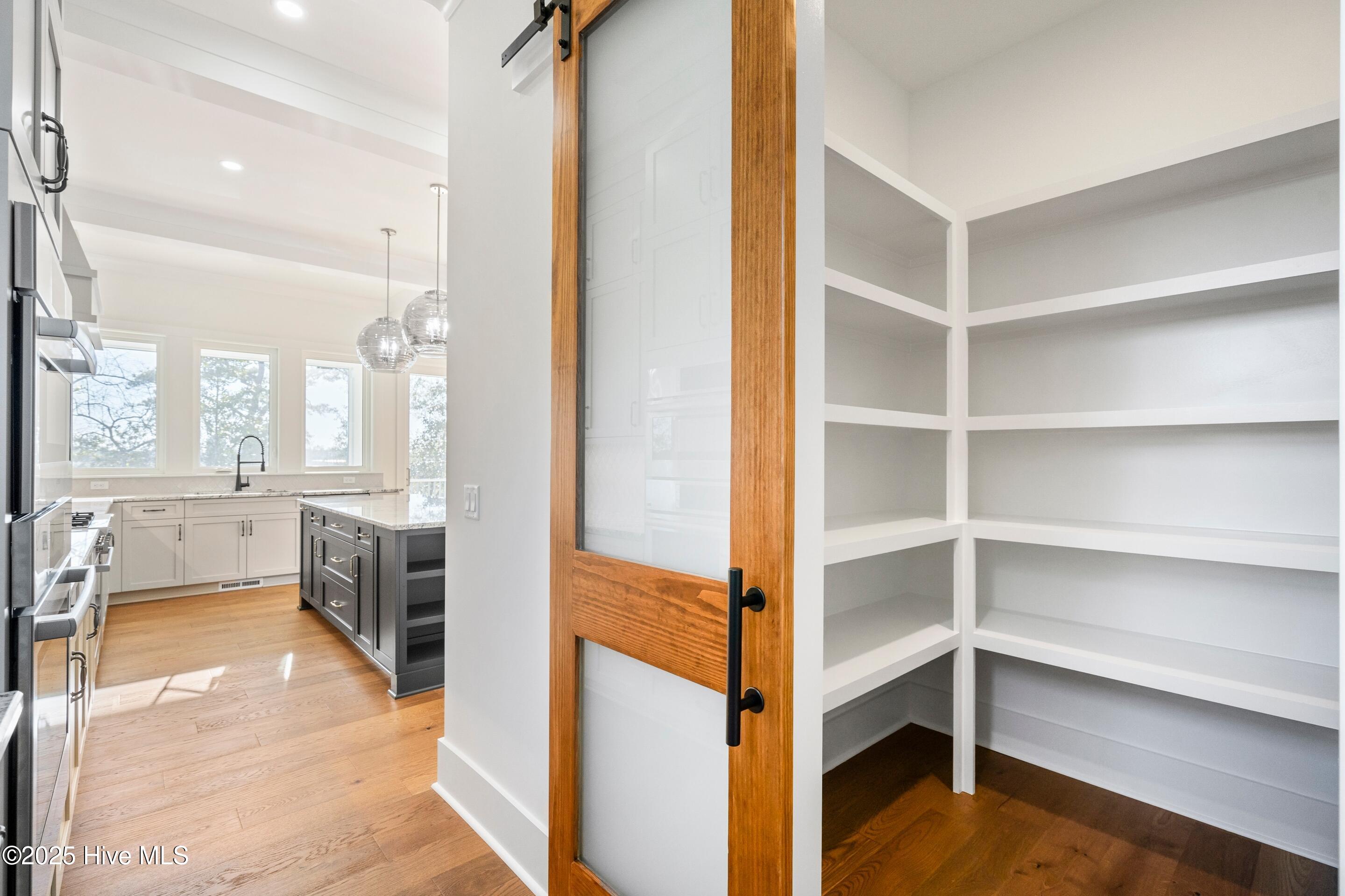 100545730 | Photo 47