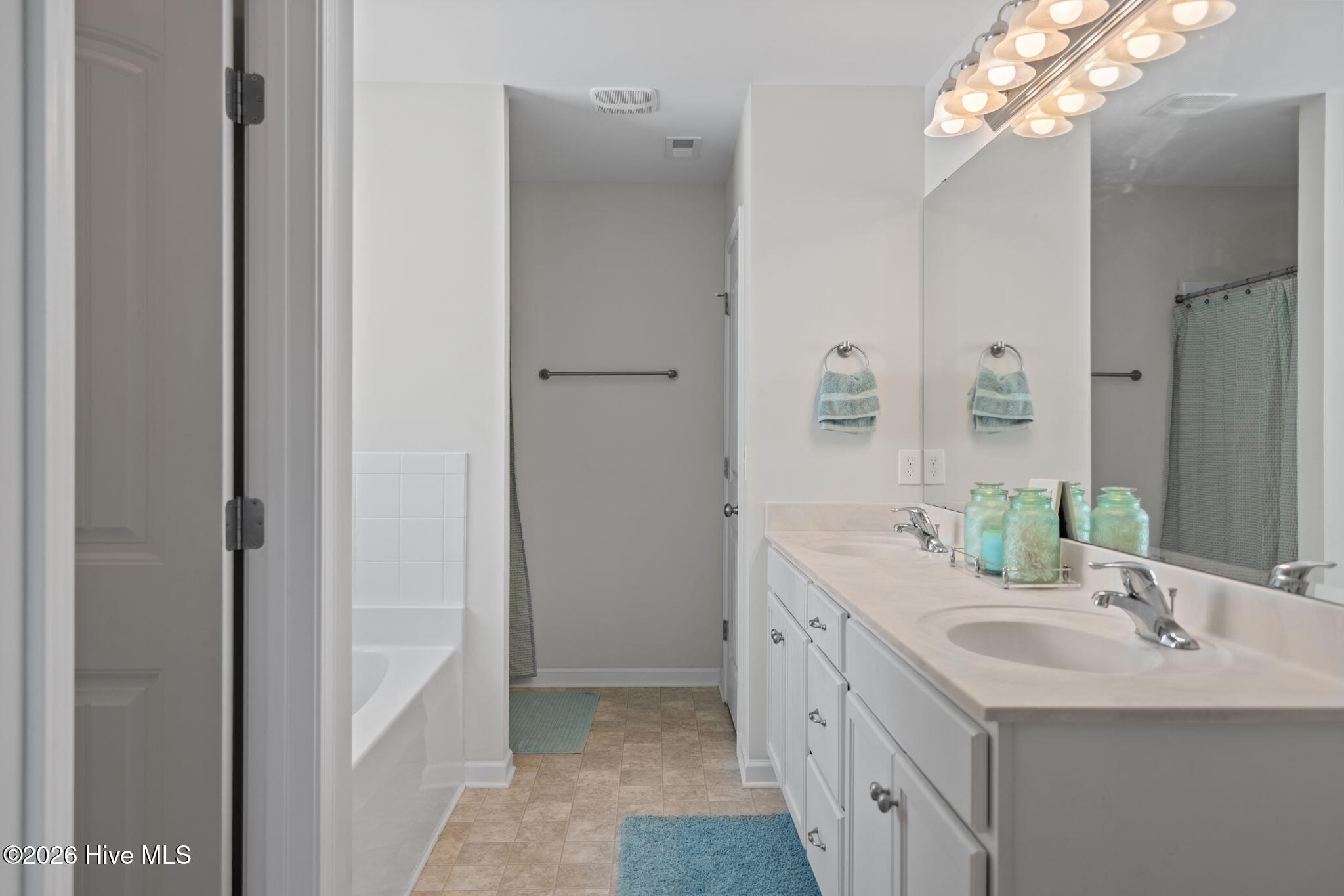 100570490 | Photo 25