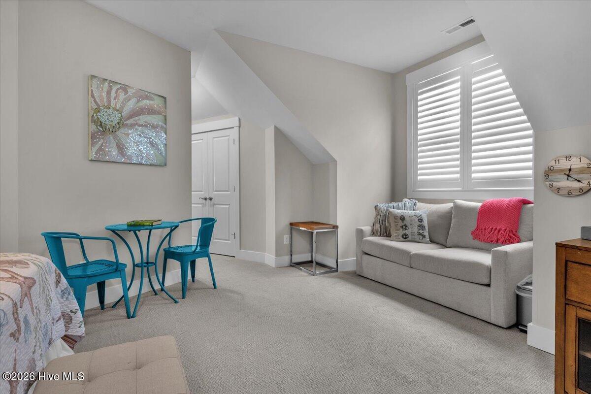 100558709 | Photo 70