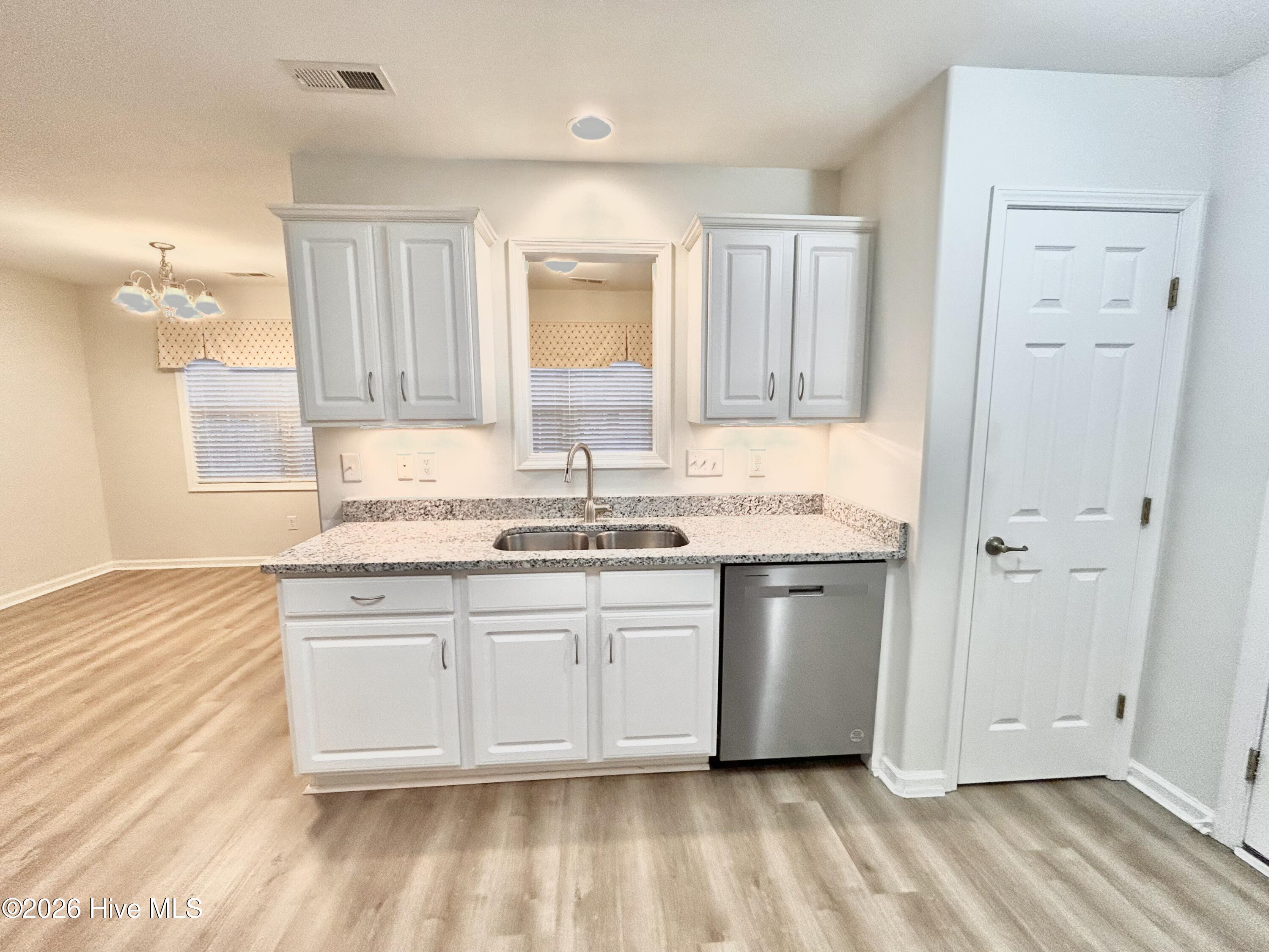 100542918 | Photo 12