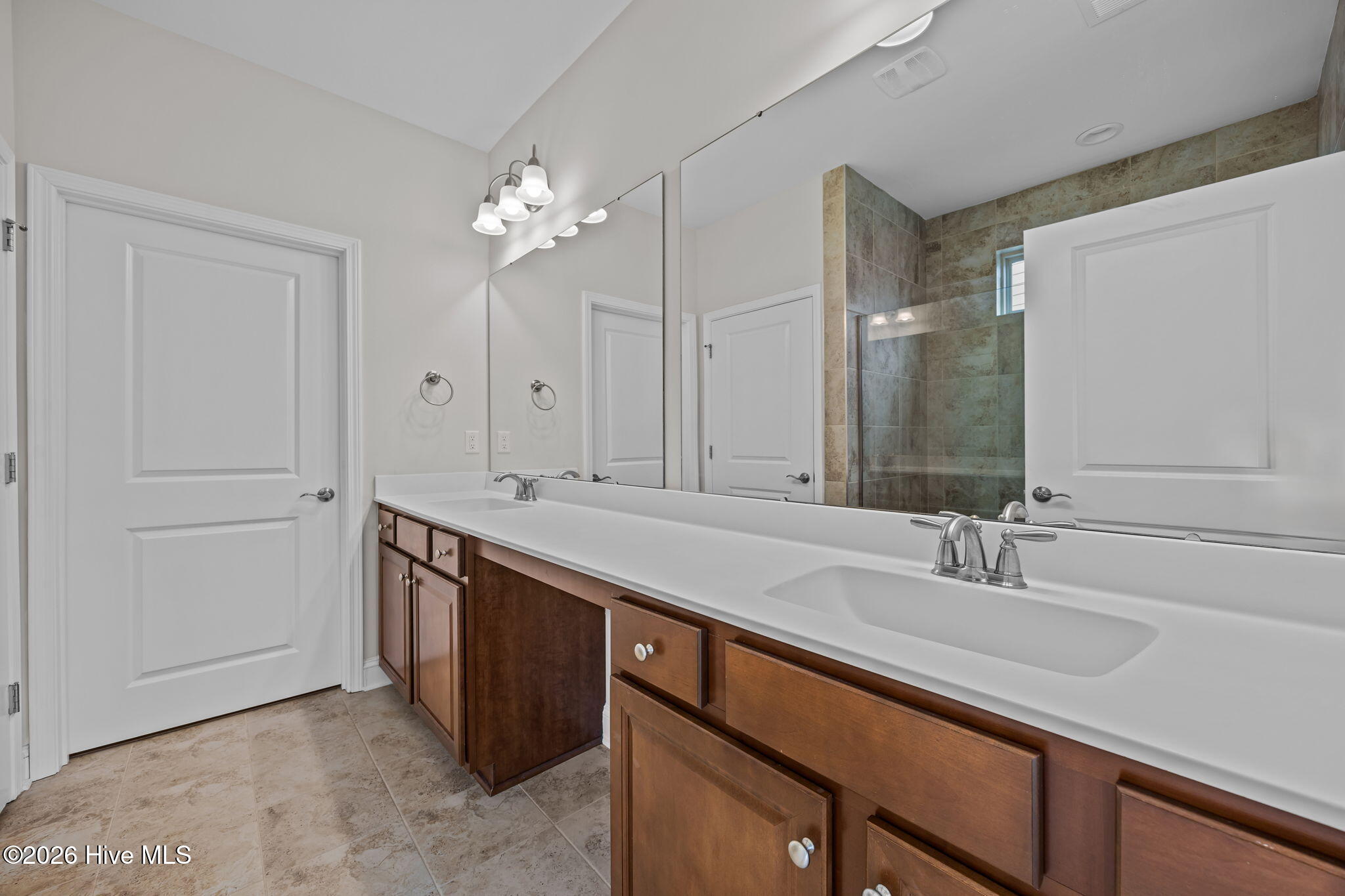 100548837 | Photo 22