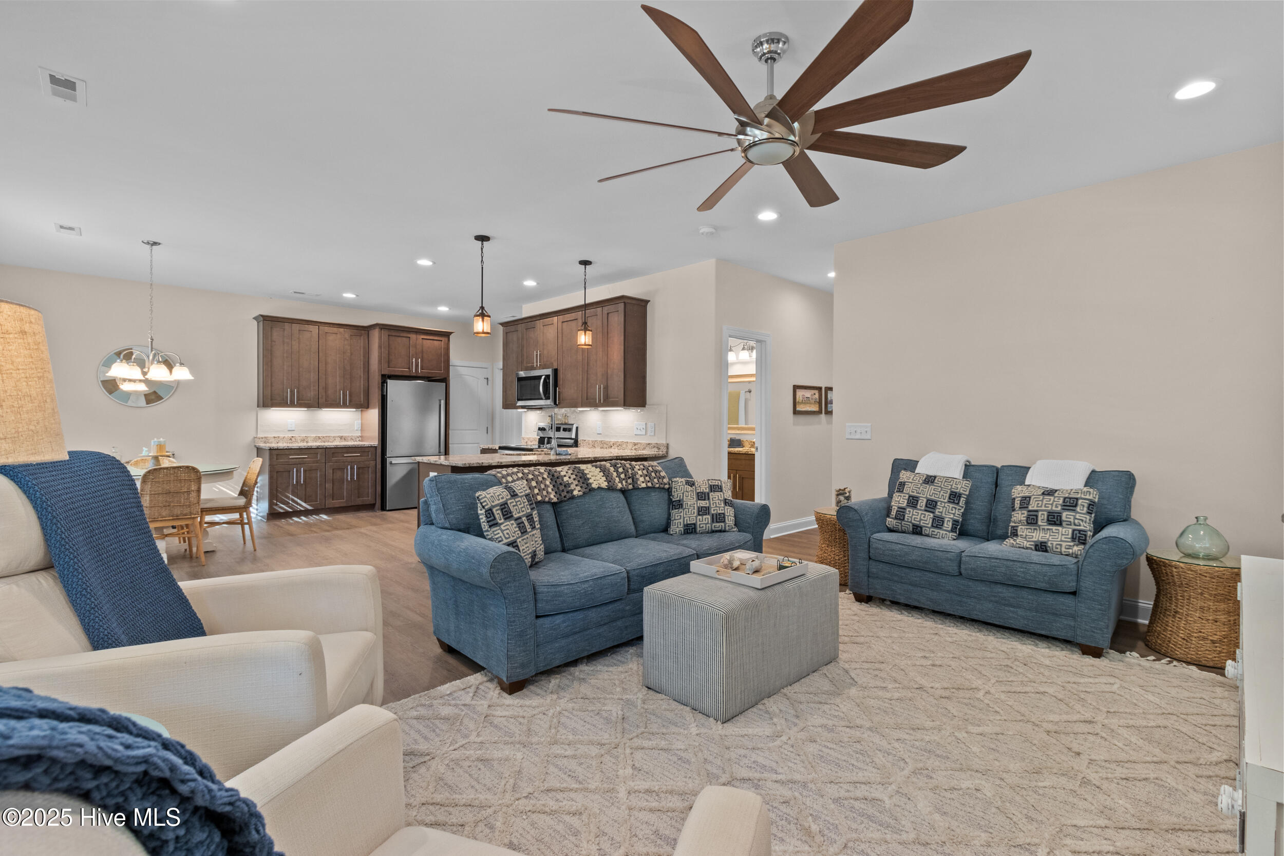 100537622 | Photo 11