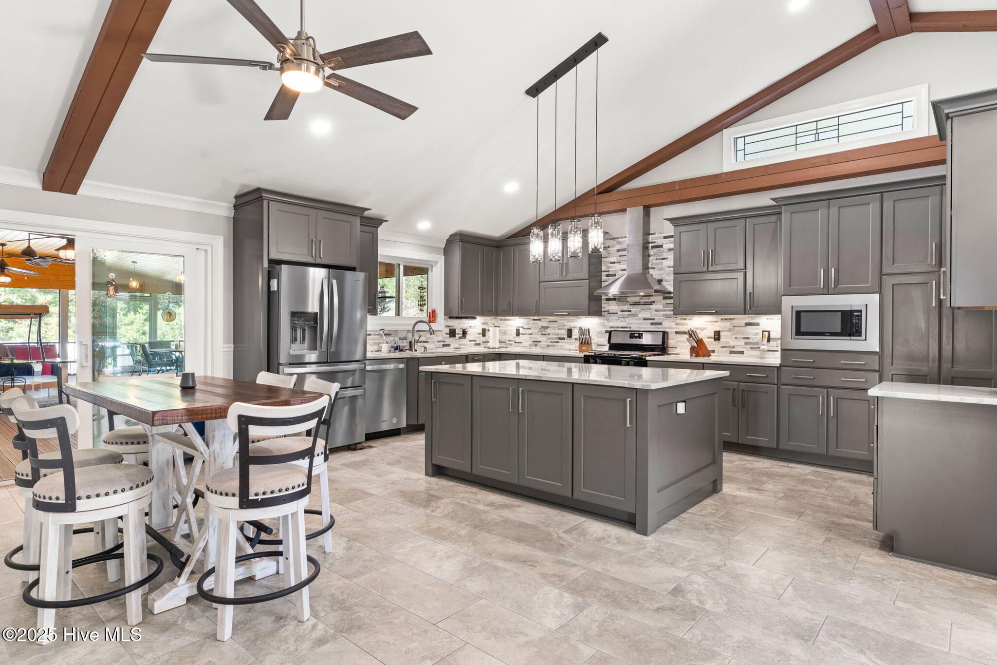 100532897 | Photo 16