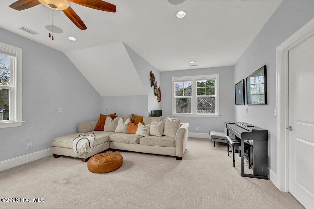 100555857 | Photo 35