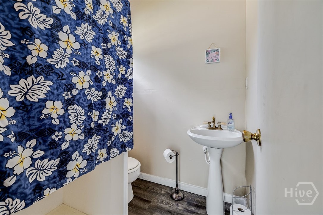 Yes, there is a full bathroom with shower in the pool house.
