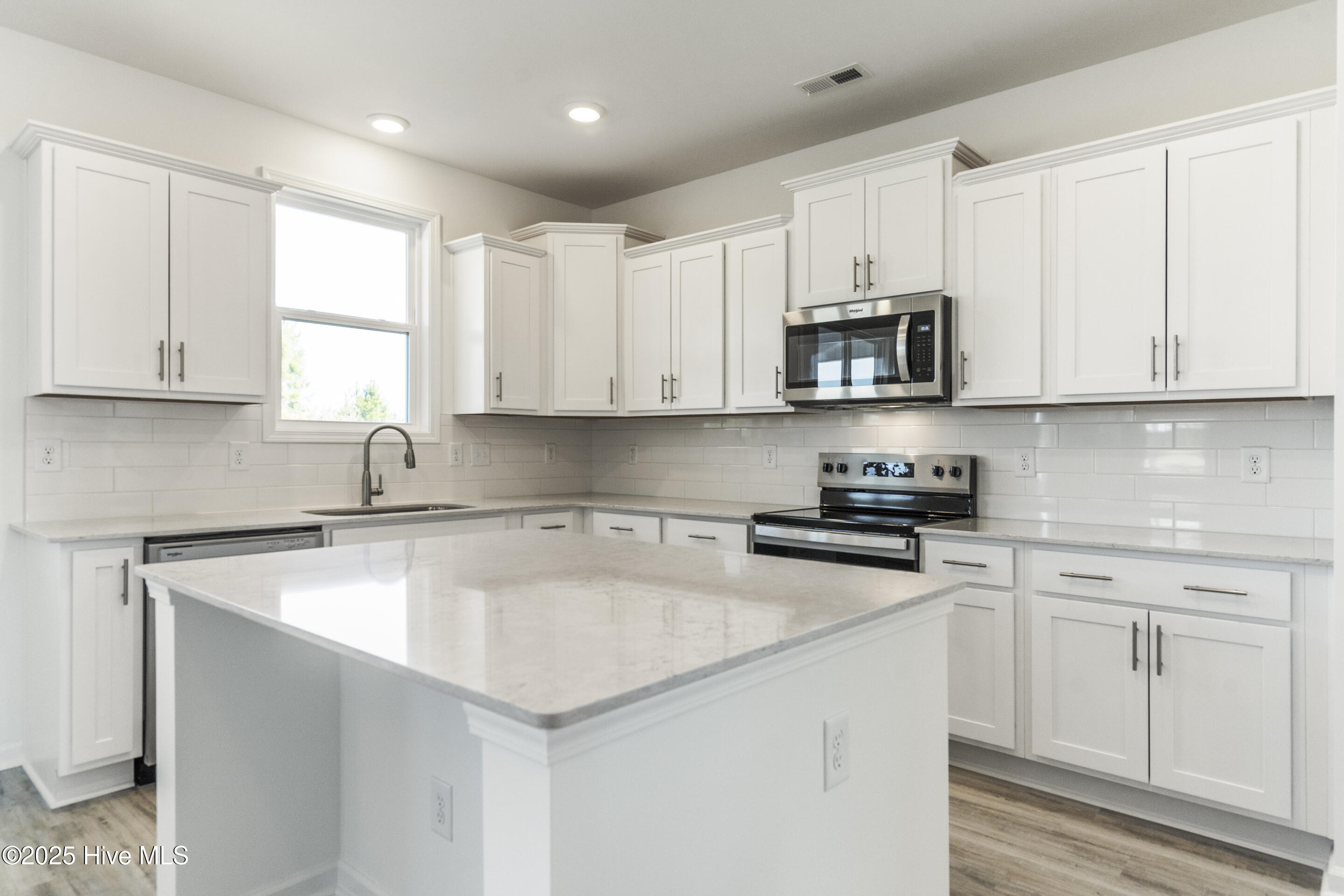 100550382 | Photo 23